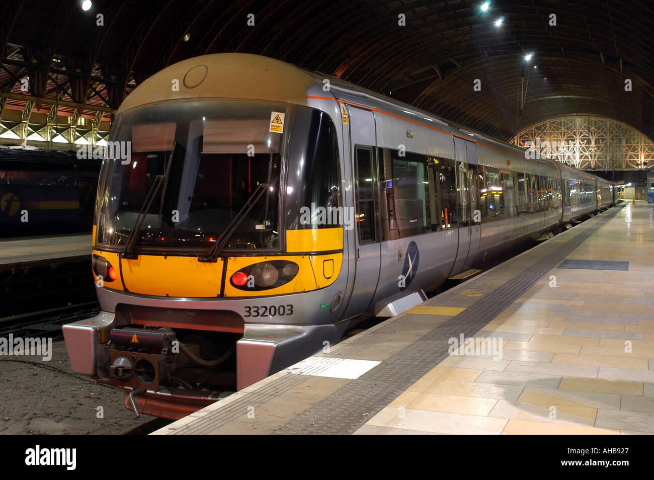 Train at Londons Paddington station Stock Photo Alamy