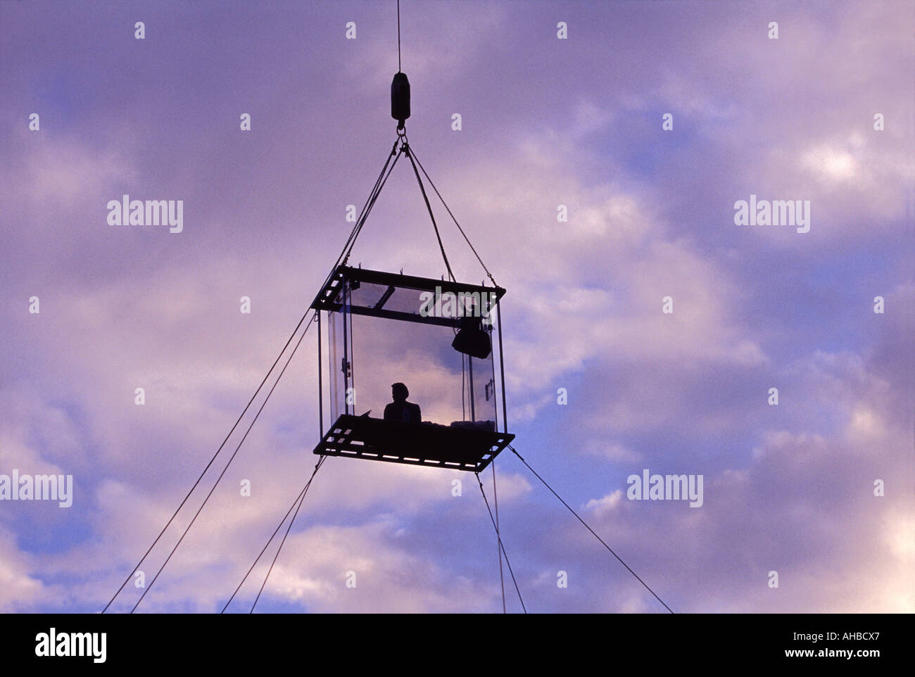Klappe vogn Forstyrret Magician David Blaine sits in a Glass Box suspended alongside the Thames  while he completes 44 days of fasting, London. UK Stock Photo - Alamy