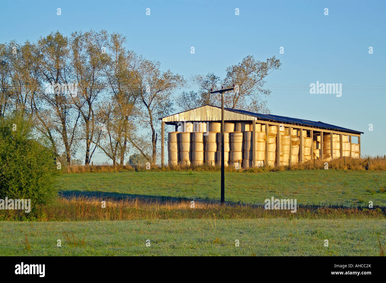 Scheune offen Strohballen harvest fields landscape Stock Photo