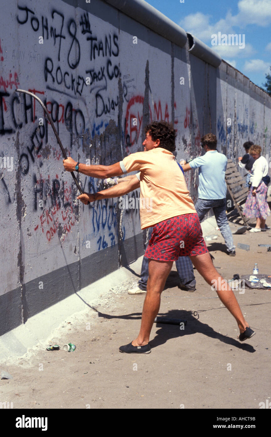 Destruction of berlin wall hi-res stock photography and images - Alamy