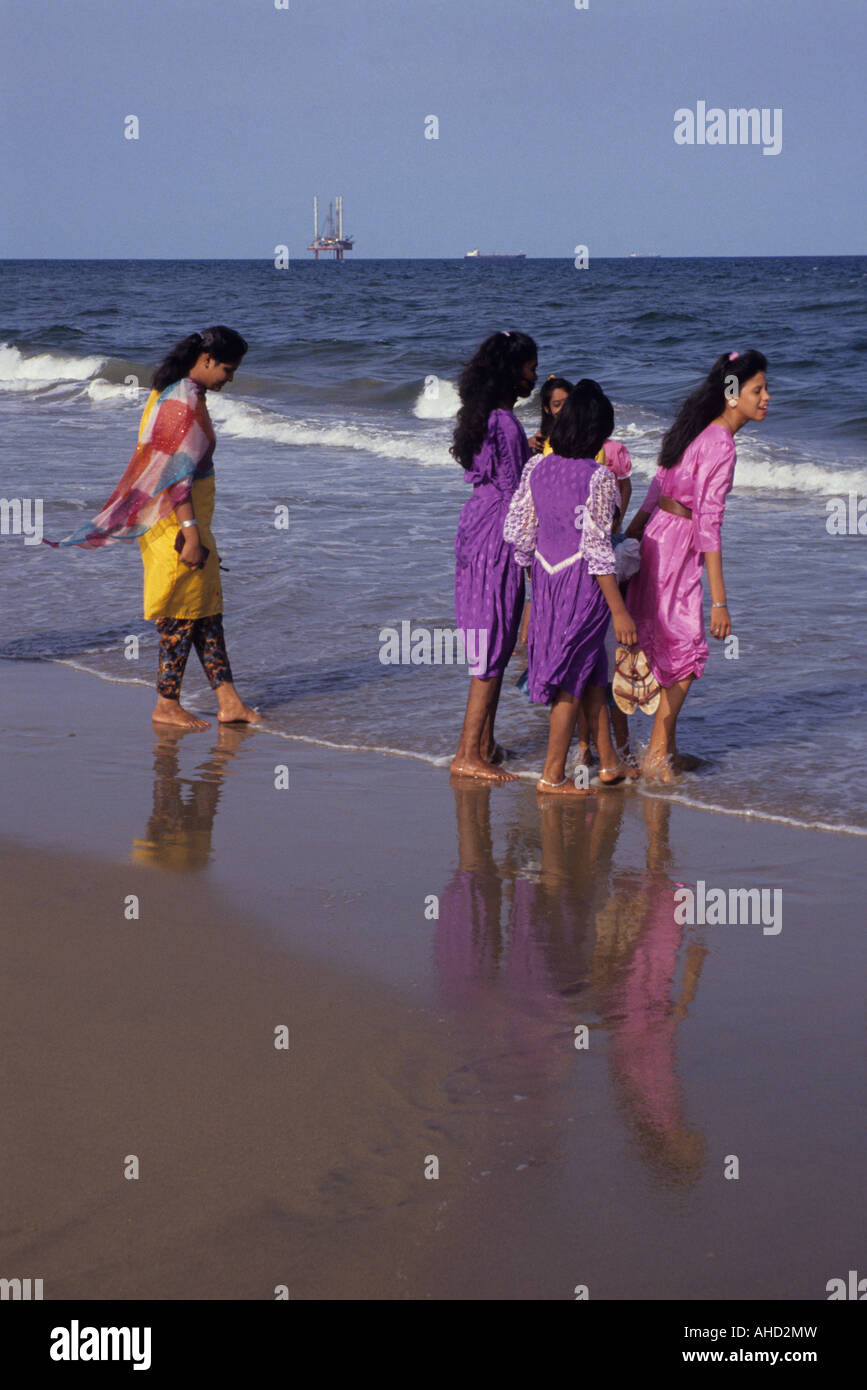 India girls dancing hi-res stock photography and images - Alamy