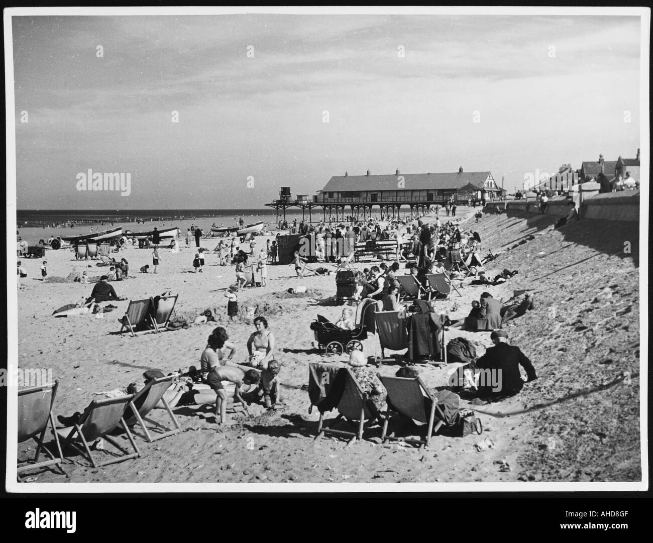 Beach 1950s hi-res stock photography and images - Alamy