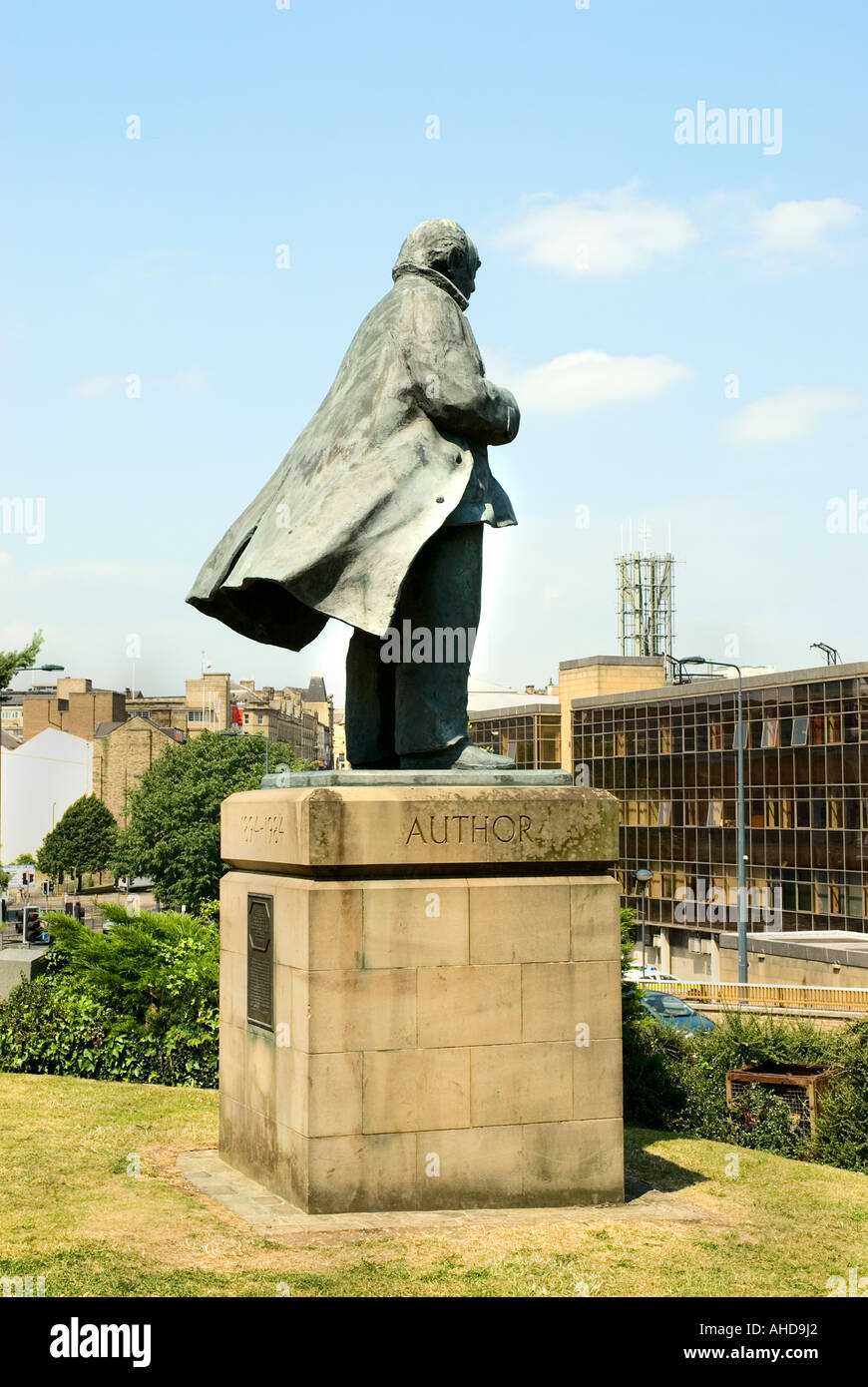 statue-of-author-j-b-priestley-overlooking-the-city-centre-bradford