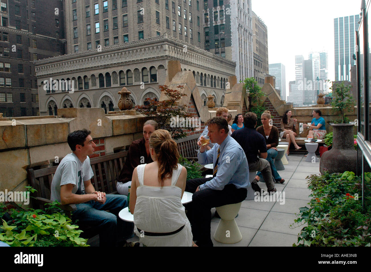 Rooftop new york patio hires stock photography and images Alamy