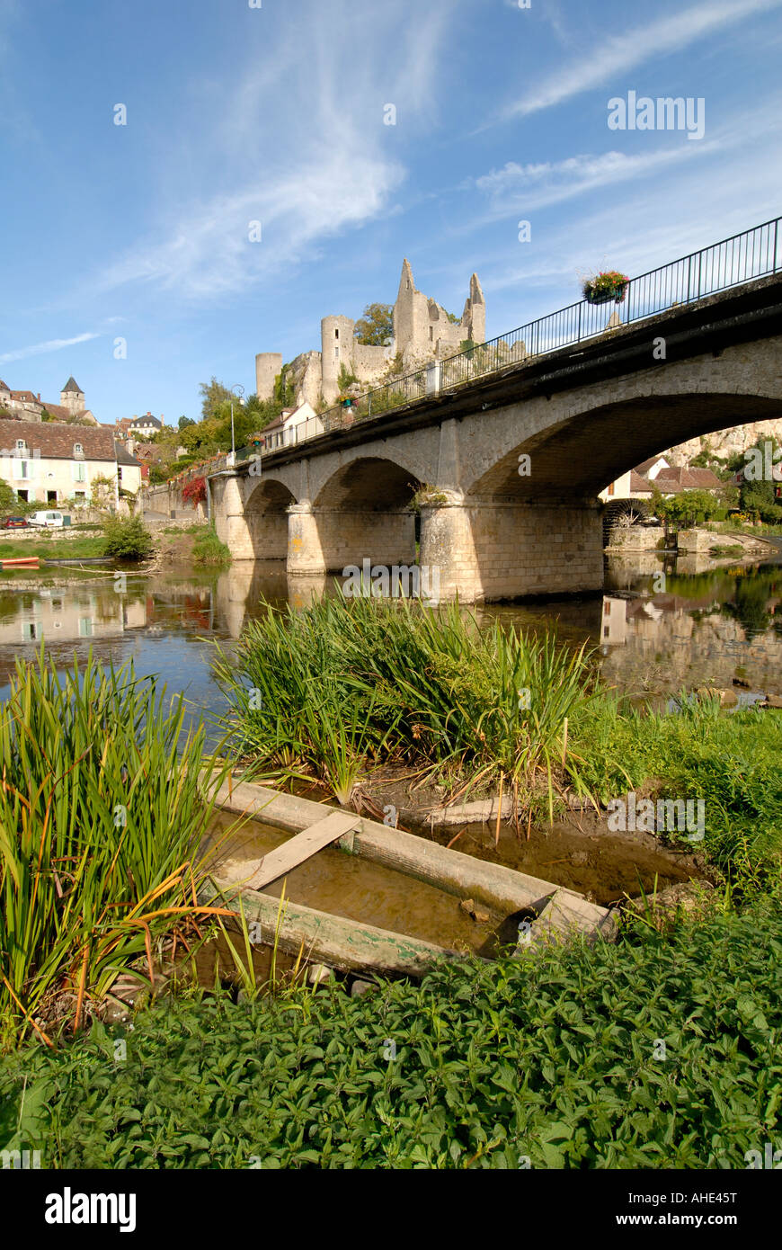 Ruined chateau overlooking Anglessurl'Anglin (86260), Vienne,