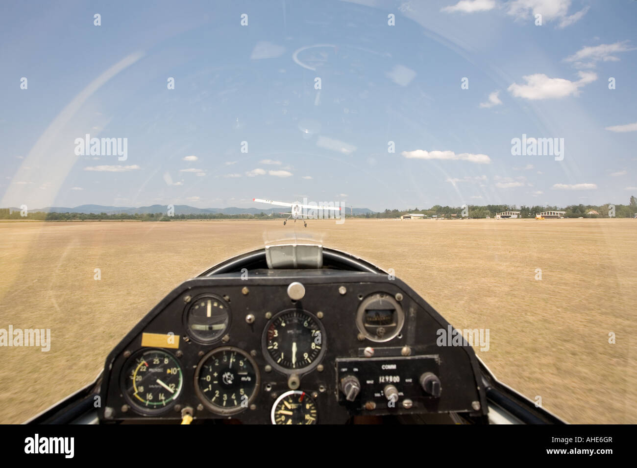 Glider aircraft take off hires stock photography and images Alamy