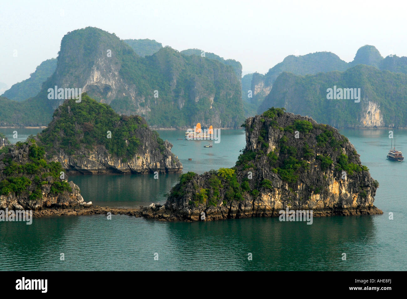 asia-far-east-vietnam-halong-bay-water-sea-ocean-panoramic-view-over-AHE8FJ.jpg