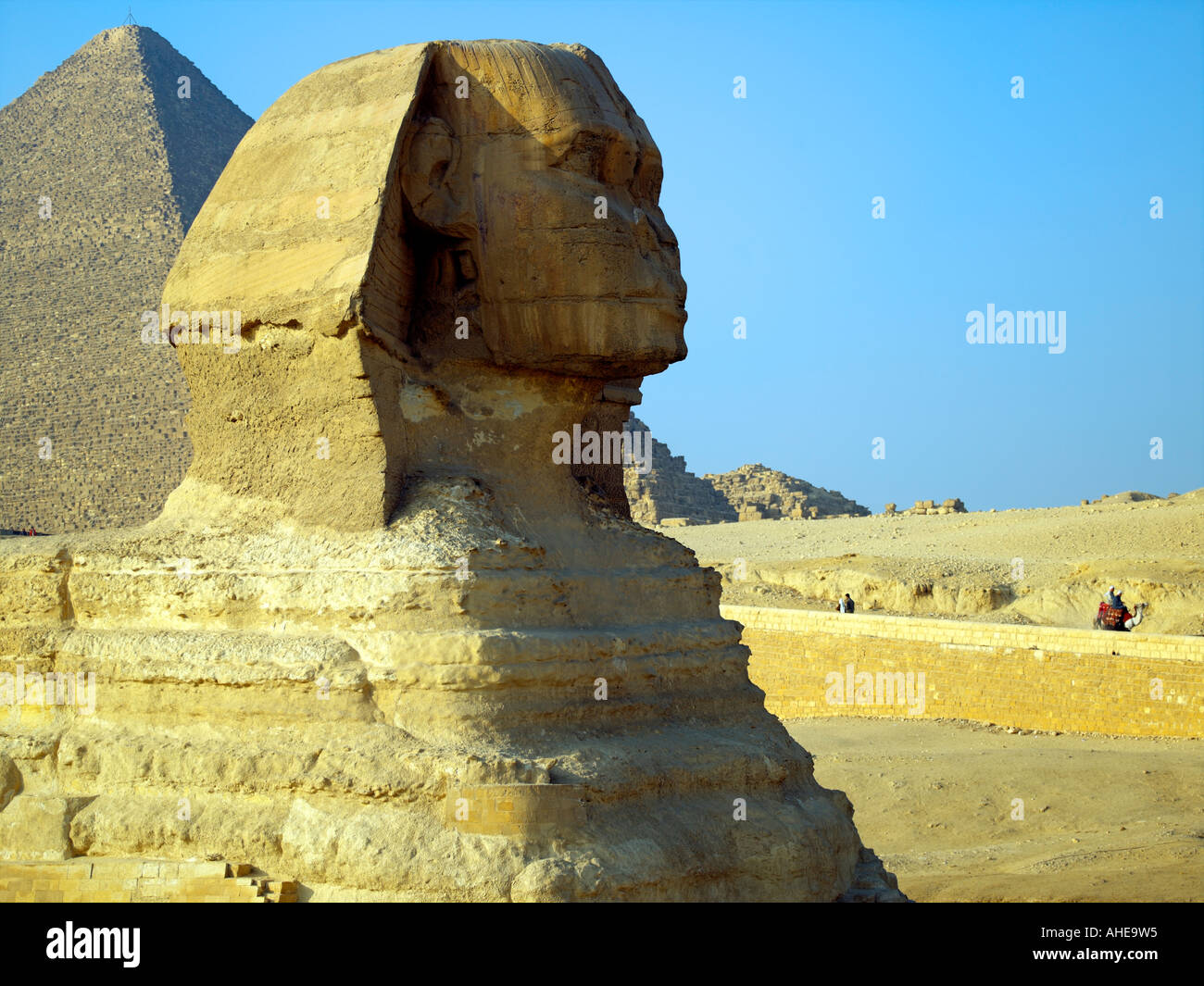 The sphinx before the Pyramid of Khufu at Giza Stock Photo - Alamy