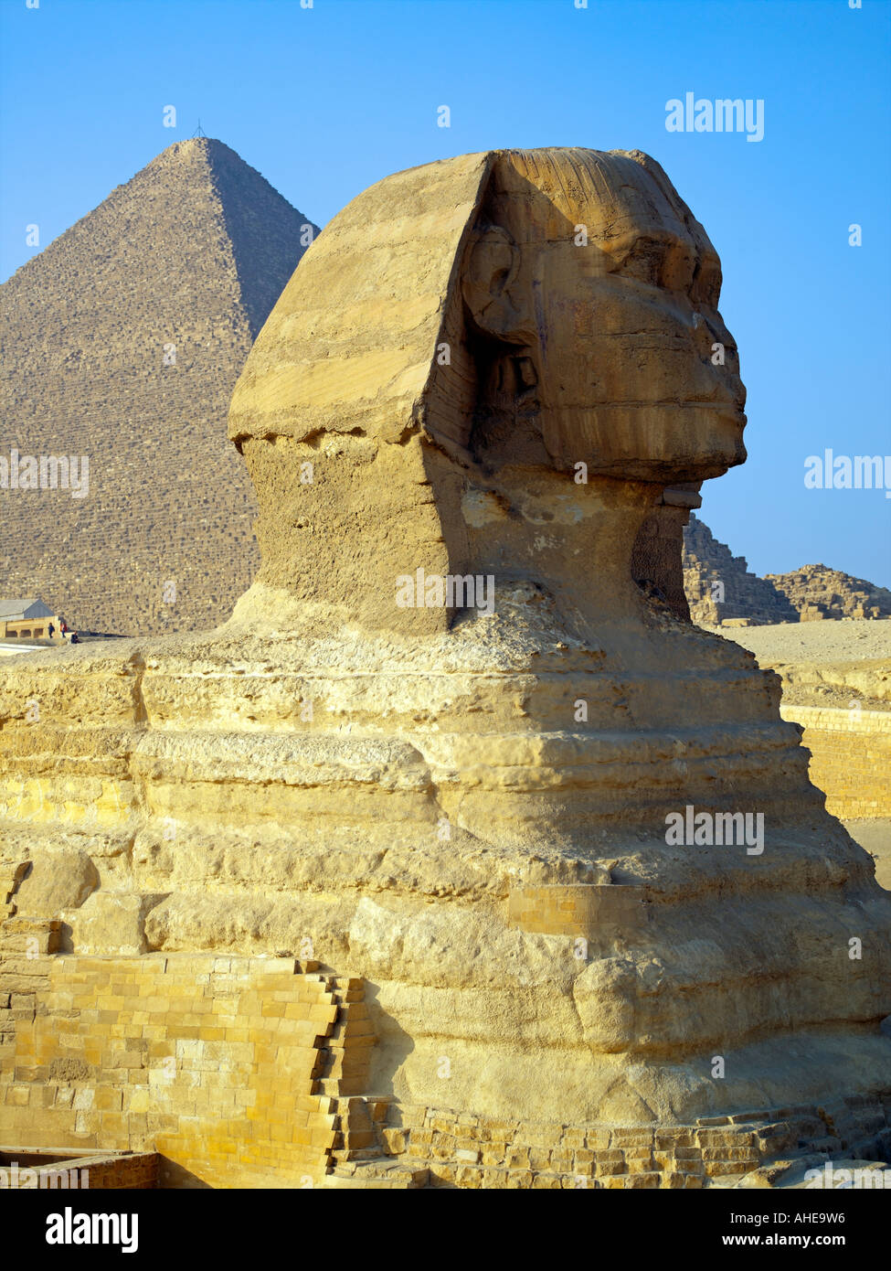 The sphinx before the Pyramid of Khufu at Giza Stock Photo - Alamy