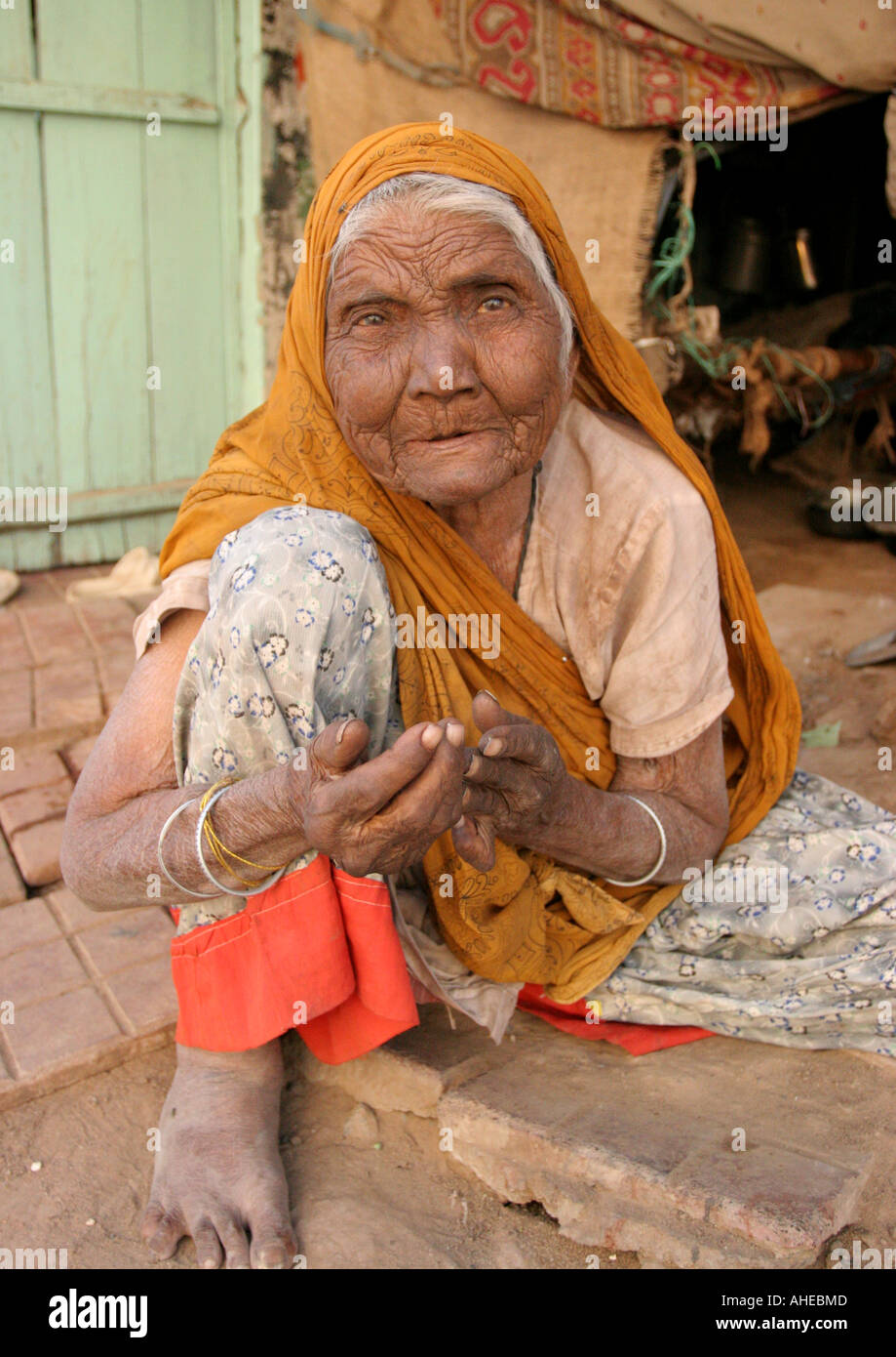 India. Old Hindu lady begging Stock Photo Alamy