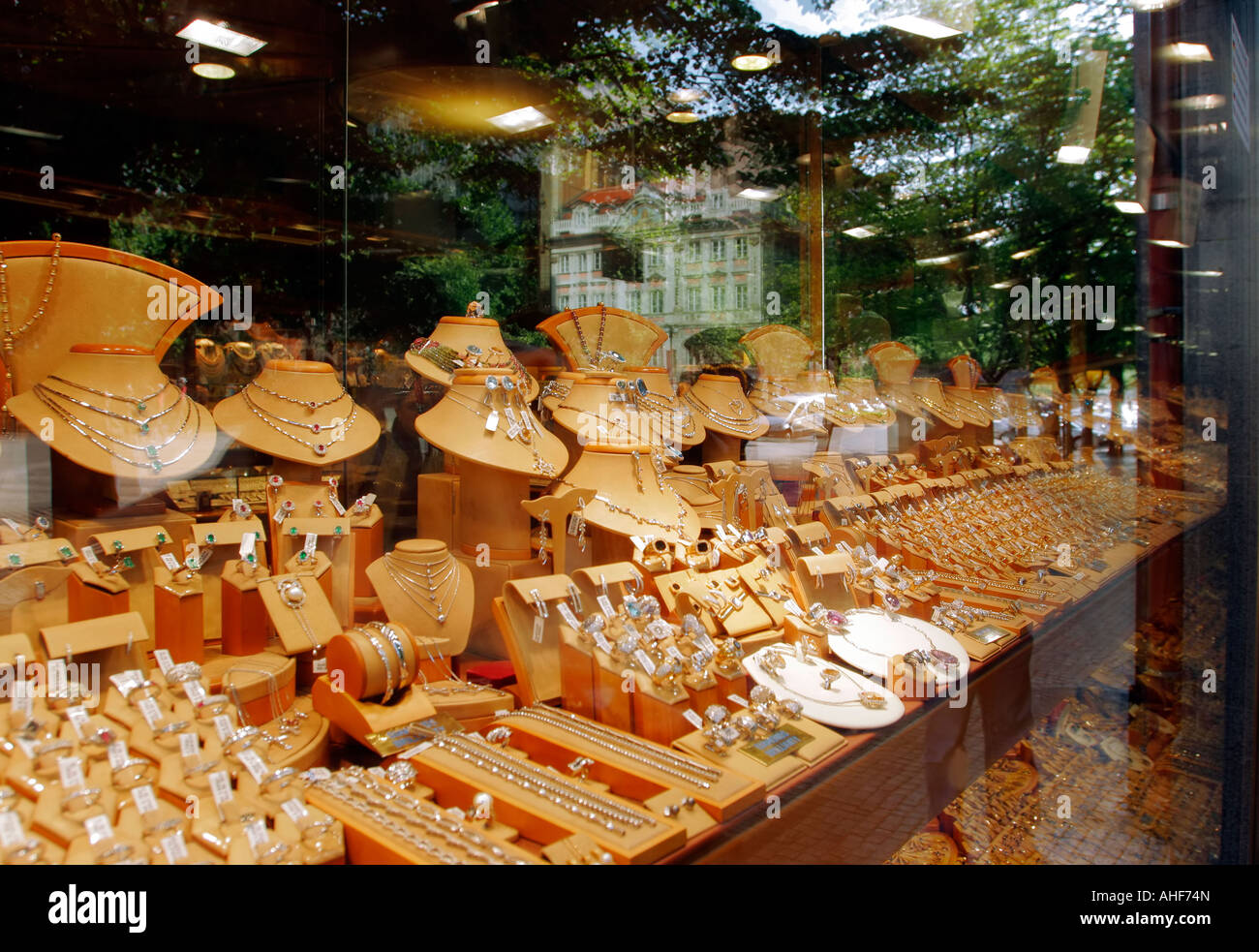 jewellers shop window with many gold rings Stock Photo - Alamy