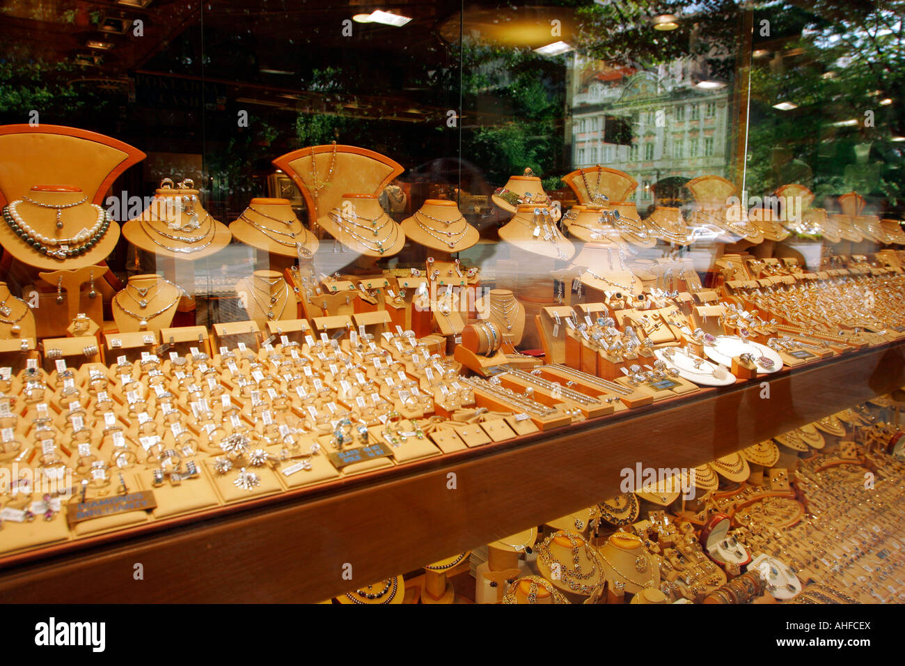 jewellers shop window with many gold rings Stock Photo - Alamy