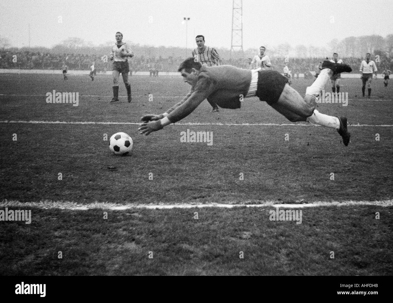 football, Regionalliga West, 1964/1965, Niederrhein Stadium in Oberhausen,  Rot-Weiss Oberhausen versus Alemannia Aix-La-Chapelle 2:1, scene of the  match, keeper Helmut Traska (RWO Stock Photo - Alamy