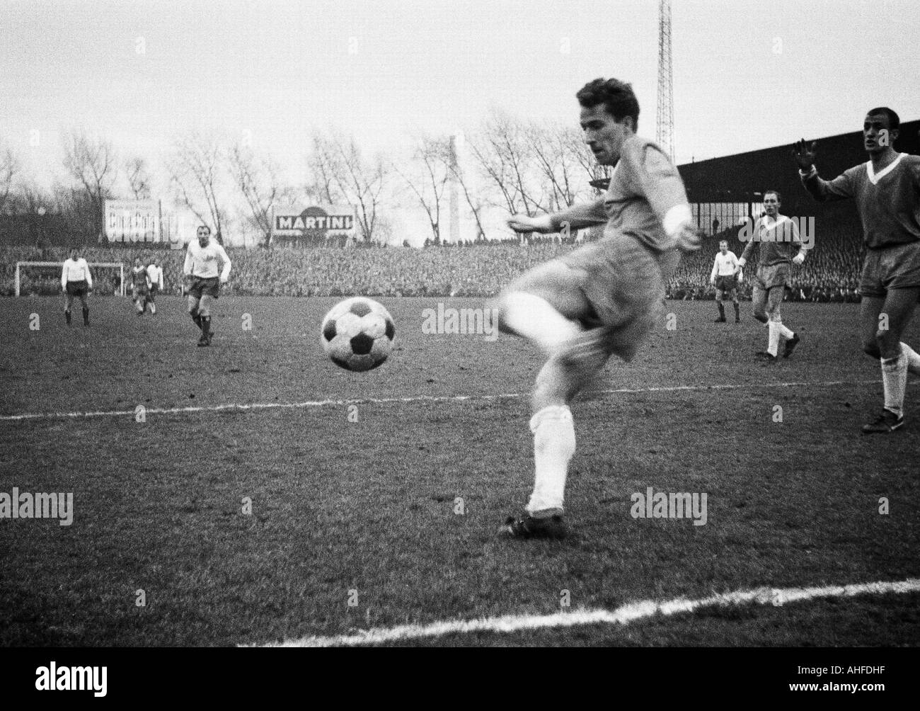 football, Bundesliga, 1964/1965, Schalke 04 versus Hamburger SV 3:1,  Glueckaufkampfbahn Stadium, scene of the match, Guenther Herrmann (S04)  ahead, behind Uwe Seeler (HSV), Willi Schulz (S04), Heinz Crawatzo (S04  Stock Photo - Alamy