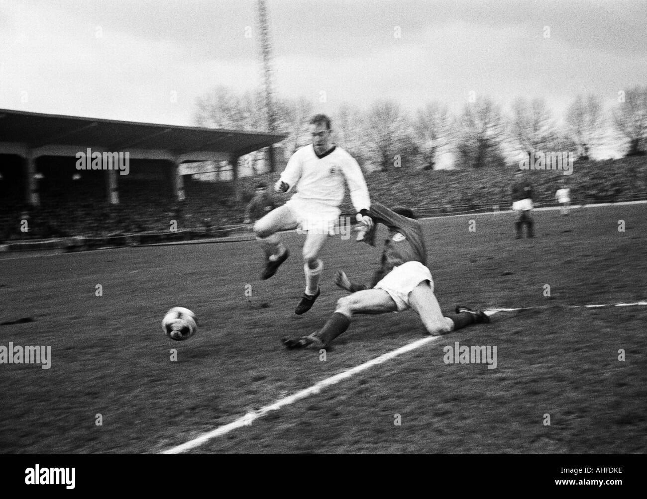 football, Regionalliga West, 1964/1965, Fortuna Duesseldorf versus Borussia Moenchengladbach 4:0, Rhein Stadium in Duesseldorf, scene of the match, duel between Bernd Rupp (MG, left) and a Duesseldorf player Stock Photo