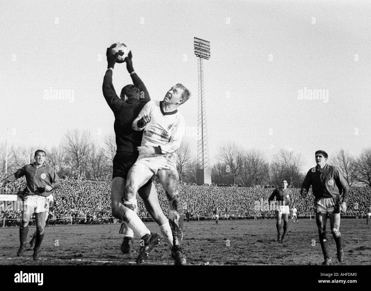 football, Regionalliga West, 1964/1965, Fortuna Duesseldorf versus Borussia Moenchengladbach 4:0, Rhein Stadium in Duesseldorf, scene of the match, f.l.t.r. Manfred Krafft (Ddorf), keeper Albert Goertz (Ddorf), Bernd Rupp (MG), Peter Meyer (Ddorf), Manfre Stock Photo