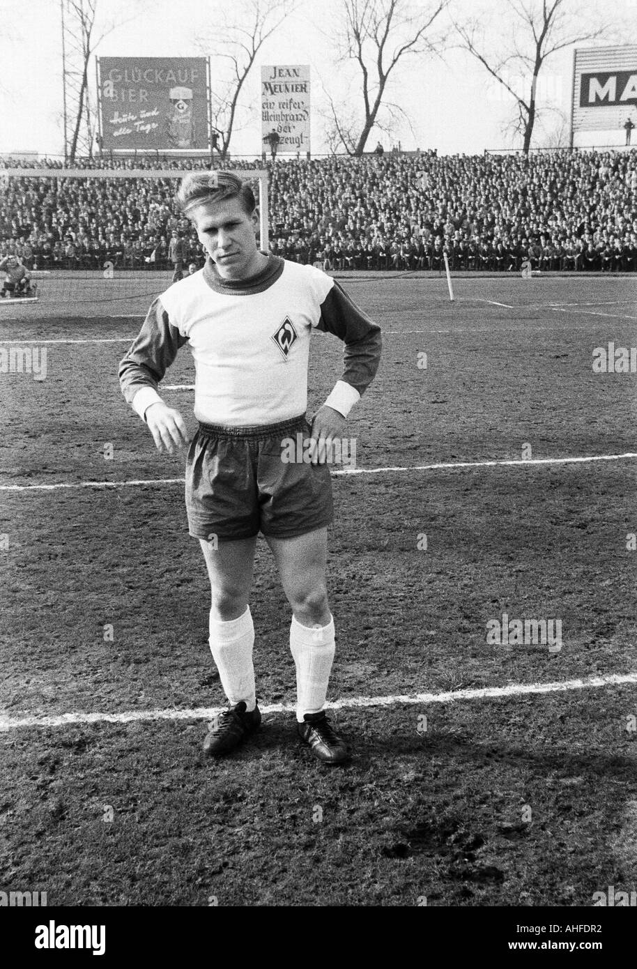 football, Bundesliga, 1964/1965, Glueckaufkampfbahn Stadium, Schalke 04 versus Werder Bremen 1:0, football player, Diethelm Ferner (Bremen) Stock Photo