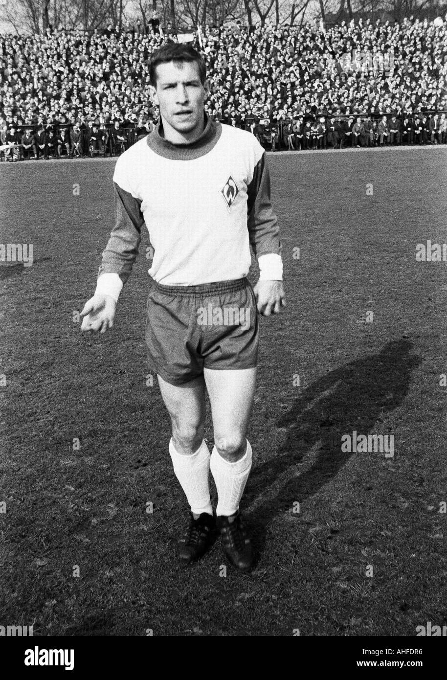 football, Bundesliga, 1964/1965, Glueckaufkampfbahn Stadium, Schalke 04 versus Werder Bremen 1:0, football player, Klaus Matischak (Bremen) Stock Photo