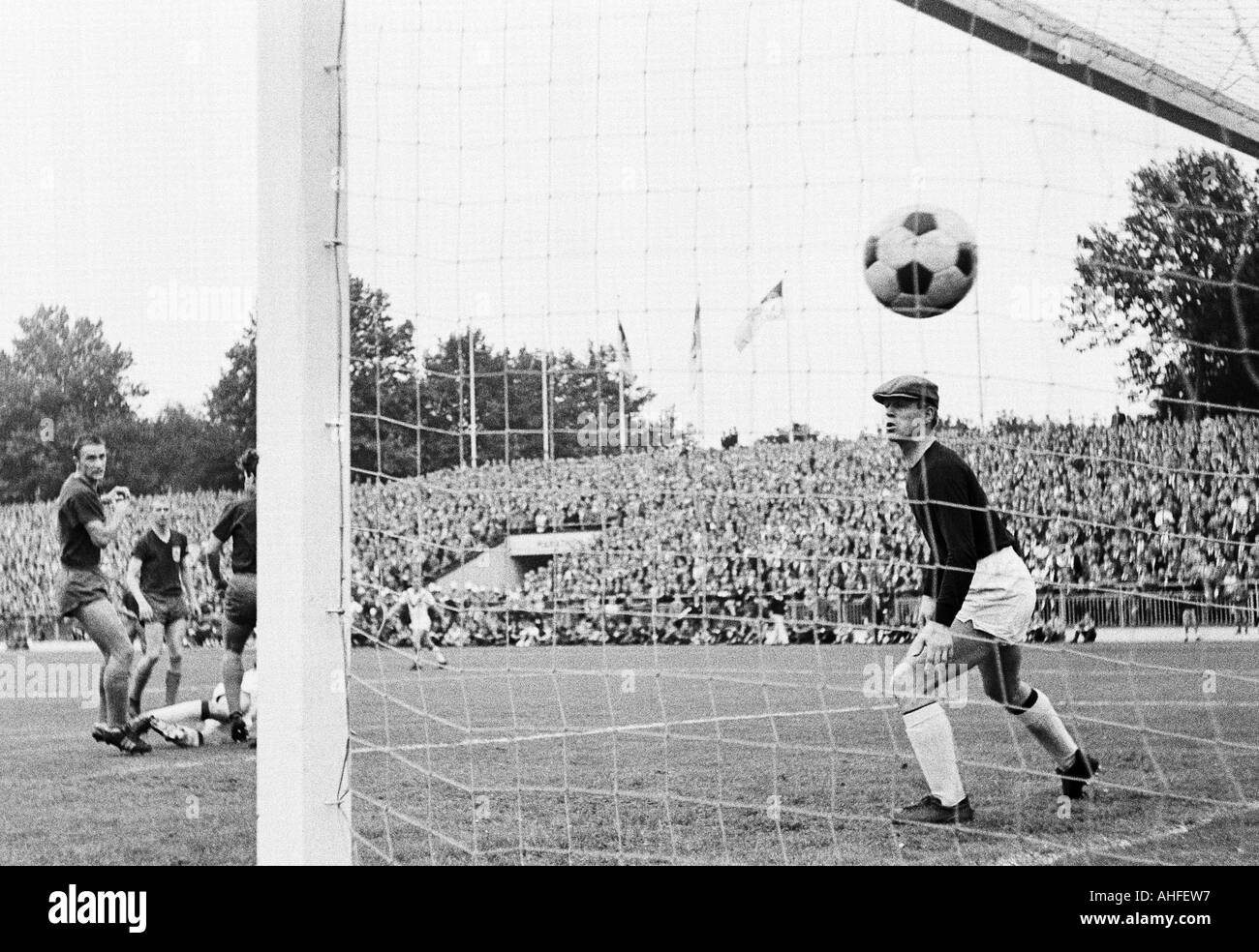 football, Regionalliga West, 1965/1966, Fortuna Duesseldorf versus Wuppertaler SV 2:1, Rhein Stadium in Duesseldorf, scene of the match, 1:1 equalizer by Waldemar Gerhardt (Ddorf), left Werner Toenges (WSV), the goal scorer (covered), right keeper Dieter Stock Photo
