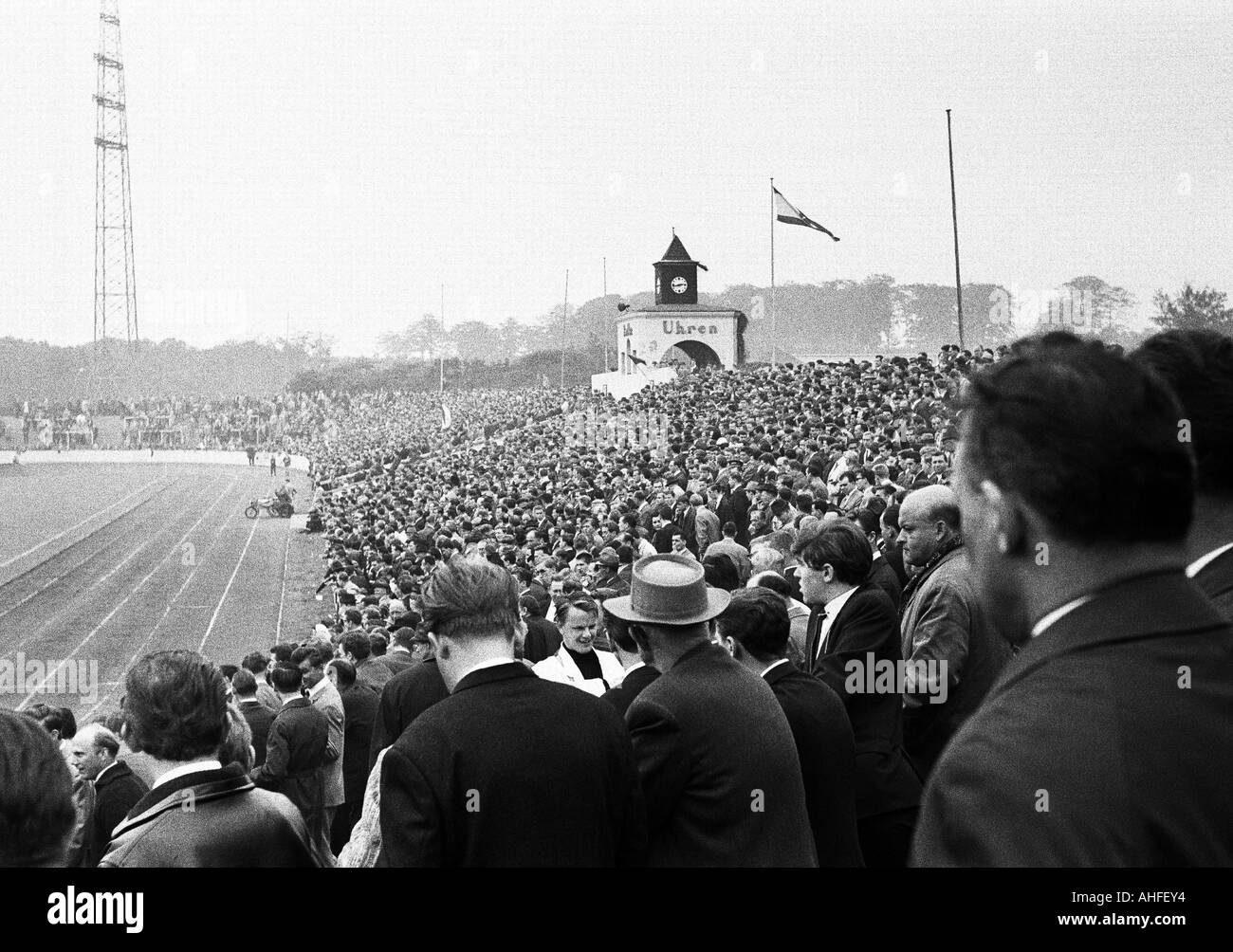 football, Regionalliga West, 1965/1966, Rot-Weiss Oberhausen versus Rot-Weiss Essen 0:1, Niederrhein Stadium in Oberhausen, crowd of spectators, completely full stadium Stock Photo