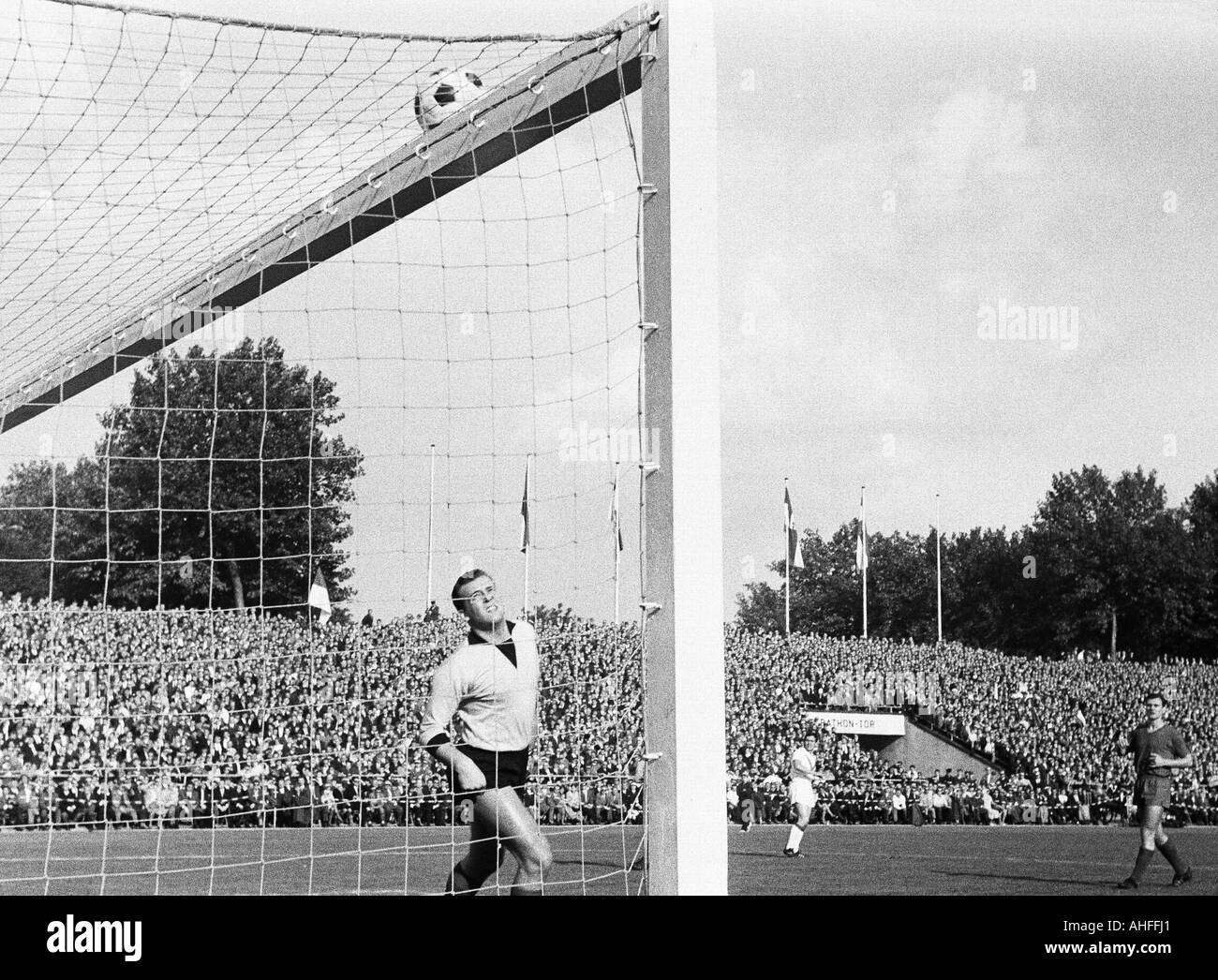 football, Regionalliga West, 1965/1966, Fortuna Duesseldorf versus Rot-Weiss Essen 4:1, Rhein Stadium in Duesseldorf, scene of the match, f.l.t.r. keeper Hermann Ross (RWE), Peter Meyer (Ddorf), Heinz Dieter Hasebrink (RWE) Stock Photo