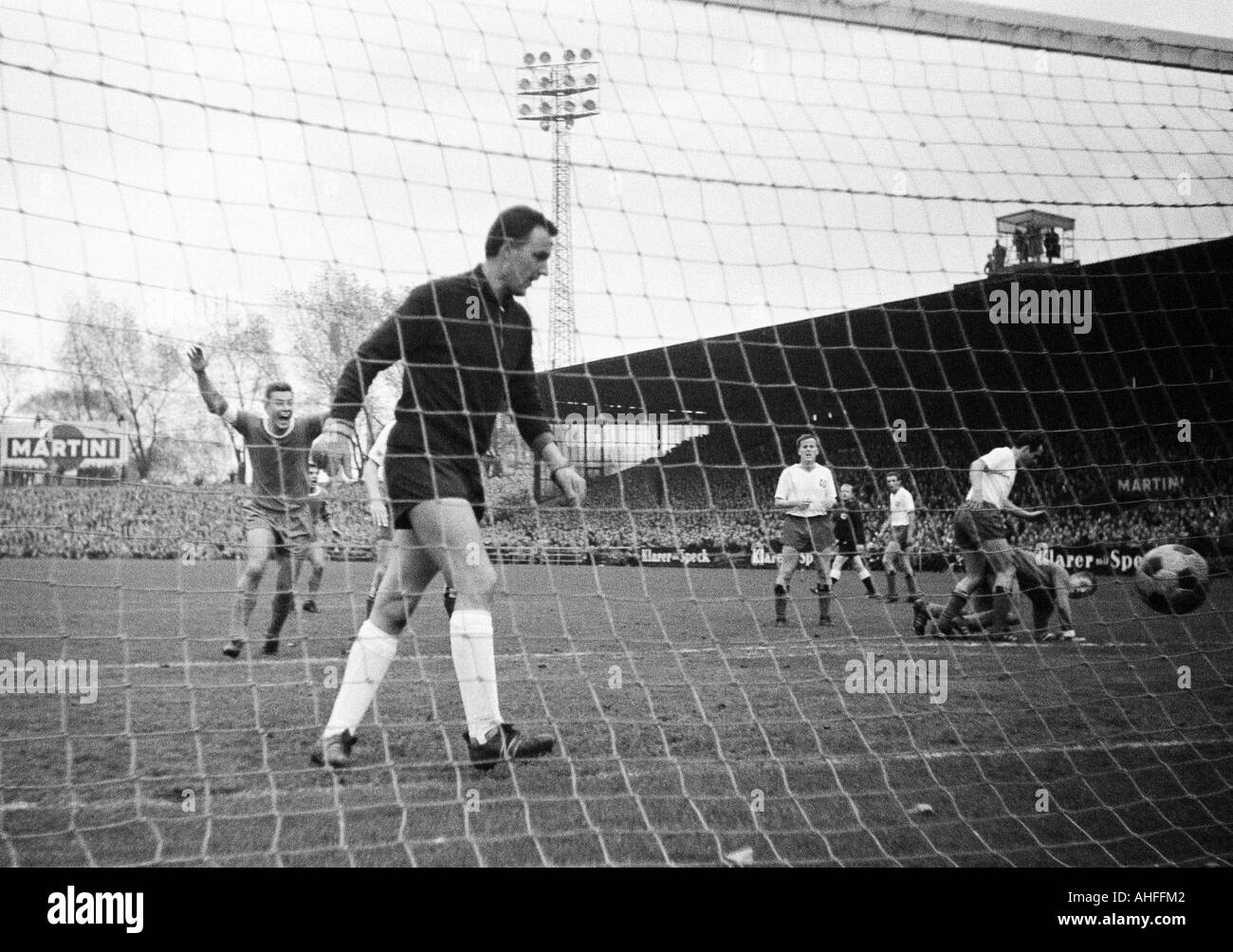 Football Bundesliga 1965 1966 Fc Schalke 04 Versus Hamburger Sv 2 1 Glueckaufkampfbahn Stadium In Gelsenkirchen Scene Of The Match Goal To Schalke F L T R Manfred Kreuz S04 Keeper Horst Schnoor Hsv Harry Baehre Hsv