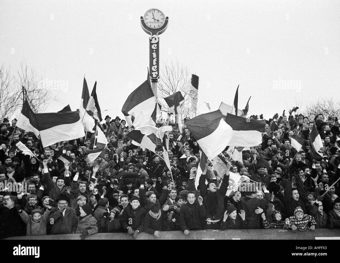 football, Regionalliga West, 1965/1966, Rot-Weiss Essen versus Eintracht Duisburg 2:0, Stadium an der Hafenstrasse in Essen, crowd of spectators, football fans rejoicing about a goal Stock Photo