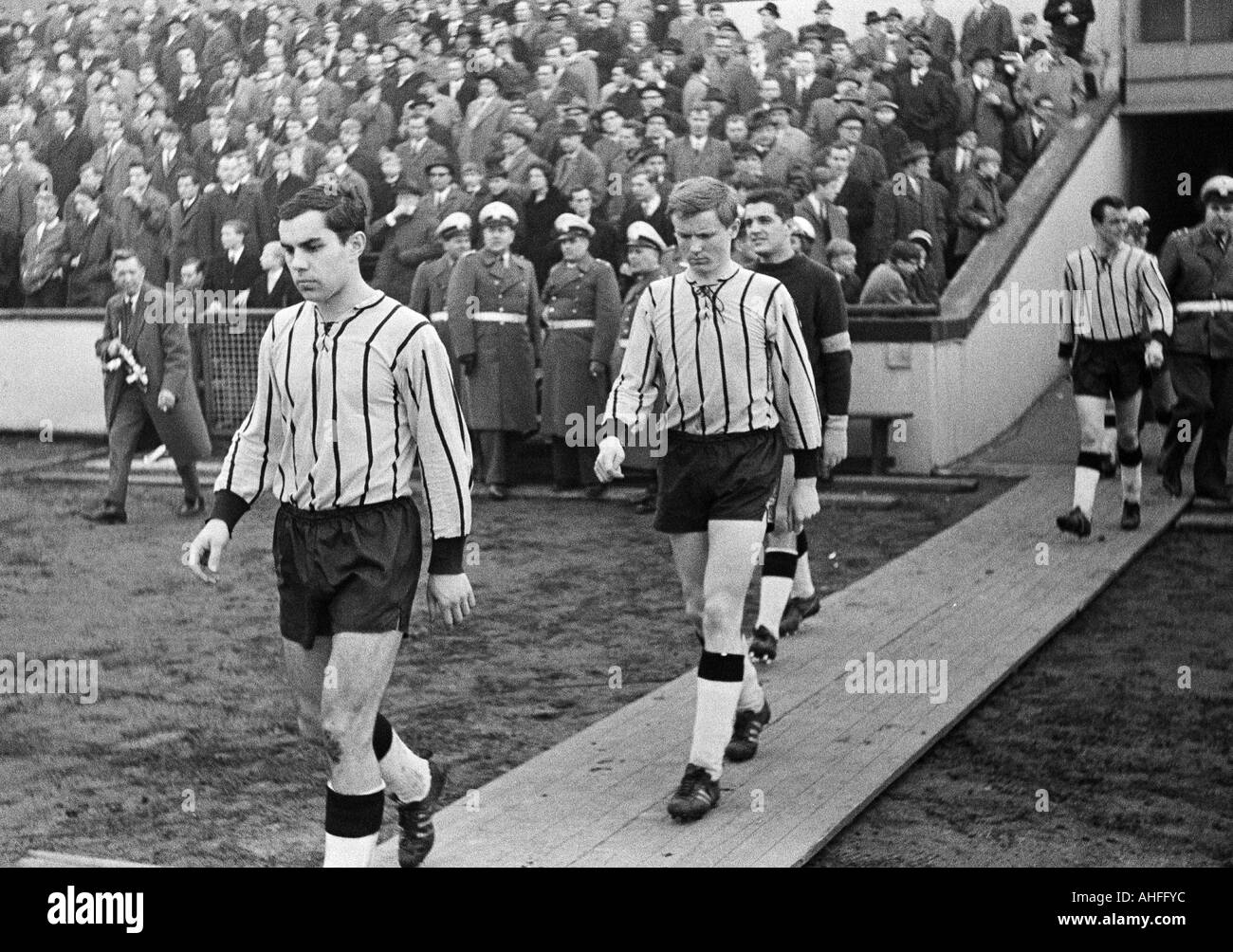 football, Regionalliga West, 1965/1966, Niederrhein Stadium in Oberhausen,  Rot-Weiss Oberhausen versus Alemannia Aix-La-Chapelle 2:3, football  players, f.l.t.r. Josef Thelen (Aachen), Heinz Gerd Klostermann (Aachen),  keeper Gerhard Prokop (Aachen ...