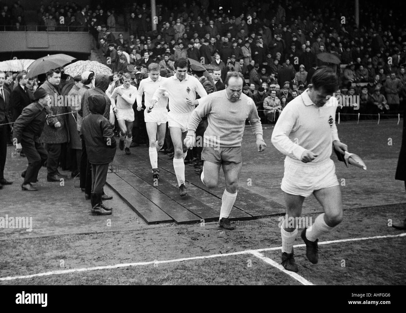 football, Bundesliga, 1965/1966, Borussia Dortmund versus Borussia Moenchengladbach 3:1, Stadium Rote Erde, team of Gladbach comes in the Rote Erde Stadium, team captain Albert Jansen, behind keeper Manfred Orzessek, Egon Milder, Walter Wimmer, Rudolf Poe Stock Photo