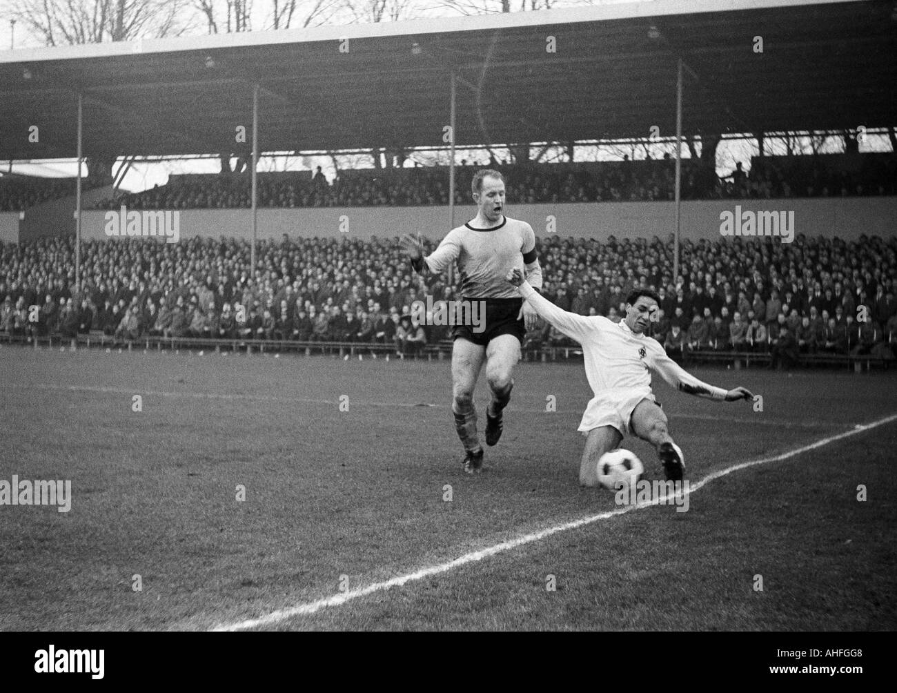 football, Bundesliga, 1965/1966, Borussia Dortmund versus Borussia Moenchengladbach 3:1, Stadium Rote Erde, scene of the match, duel between Wolfgang Paul (Dortmund, left) and Werner Waddey (MG) Stock Photo