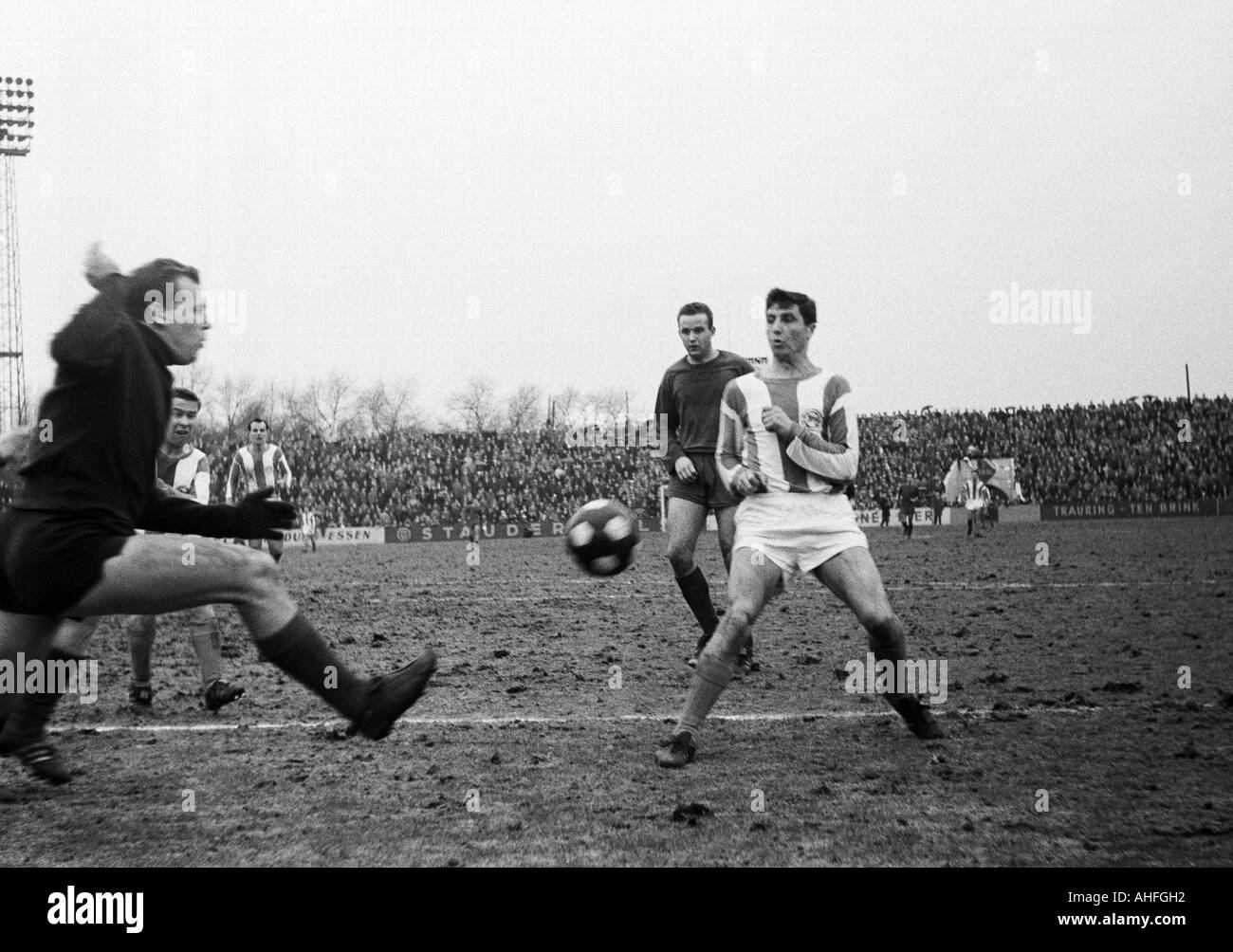 football, Regionalliga West, 1965/1966, Stadium an der Hafenstrasse in Essen, Rot-Weiss Essen versus Arminia Bielefeld 2:1, scene of the match, f.l.t.r. keeper Hermann Ross (RWE), Heinz Josef Ackermann (Bielefeld), Gerd Roggensack (Bielefeld), Hermann Sch Stock Photo