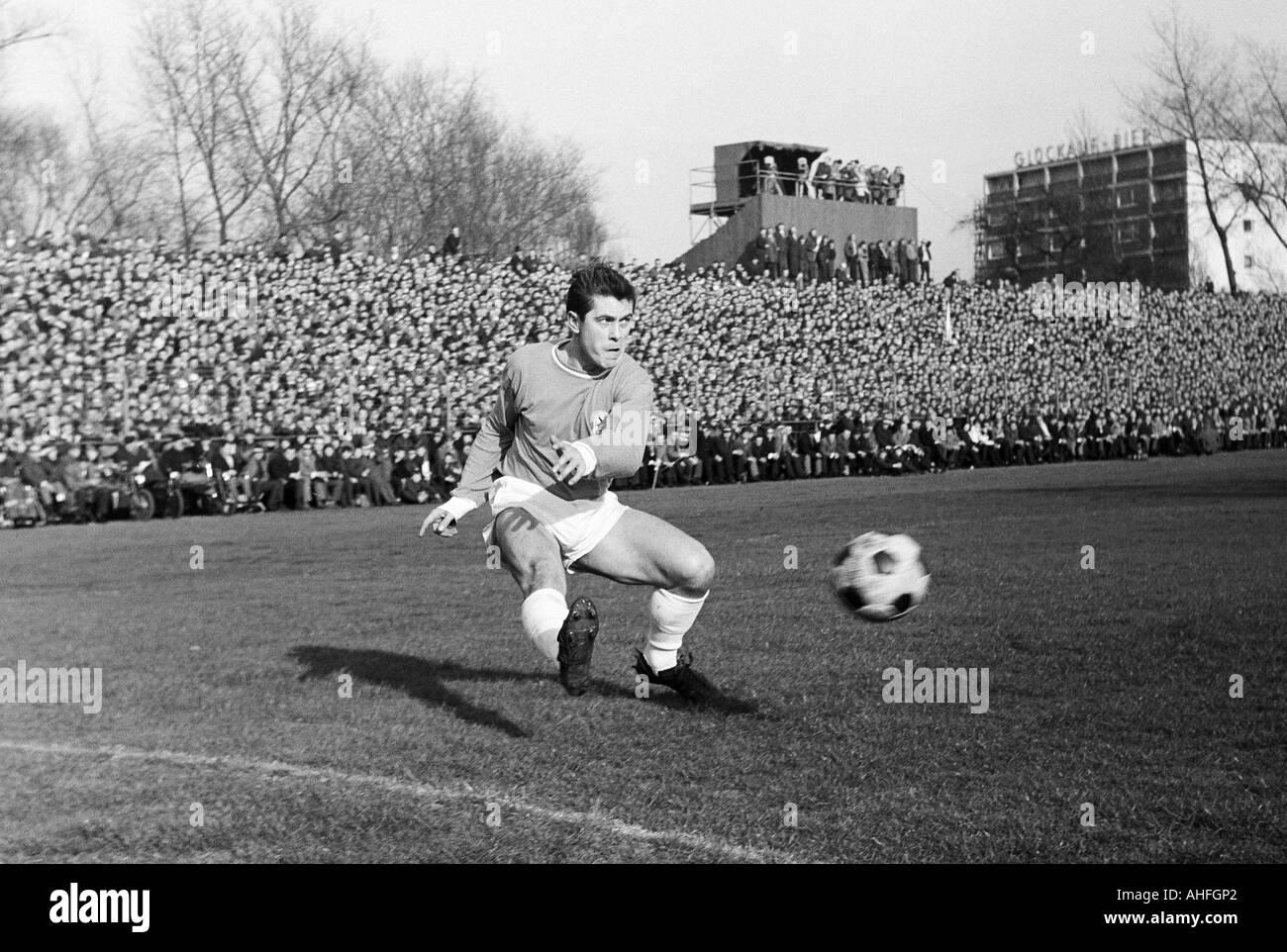 football, Bundesliga, 1965/1966, Glueckaufkampfbahn Stadium in Gelsenkirchen, FC Schalke 04 versus TSV 1860 Munich 0:2, scene of the match, Alfred Heiss (Muenchen) Stock Photo