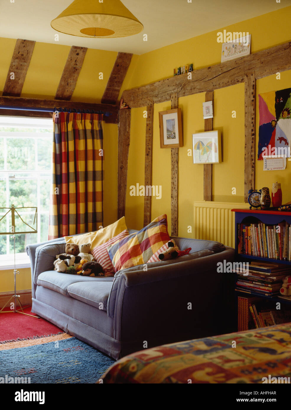 Yellow walls sofa hires stock photography and images Alamy