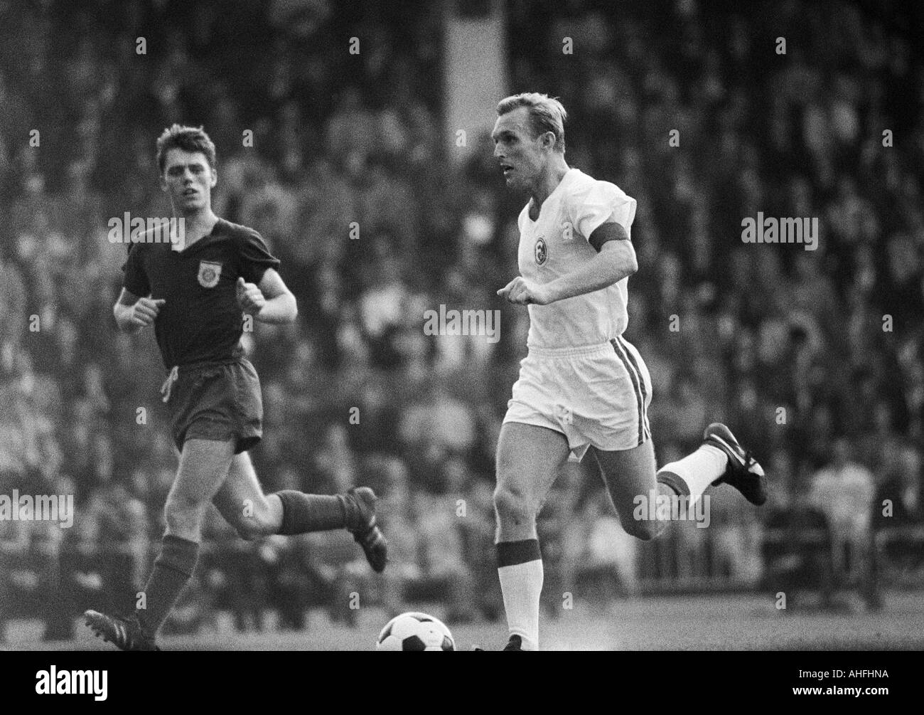 football, Bundesliga, 1966/1967, Fortuna Duesseldorf versus FC Bayern Munich 0:0, Rhine Stadium Duesseldorf, scene of the match, left Guenther Nasdalla (FCB), right Reinhold Straus (Fortuna) Stock Photo