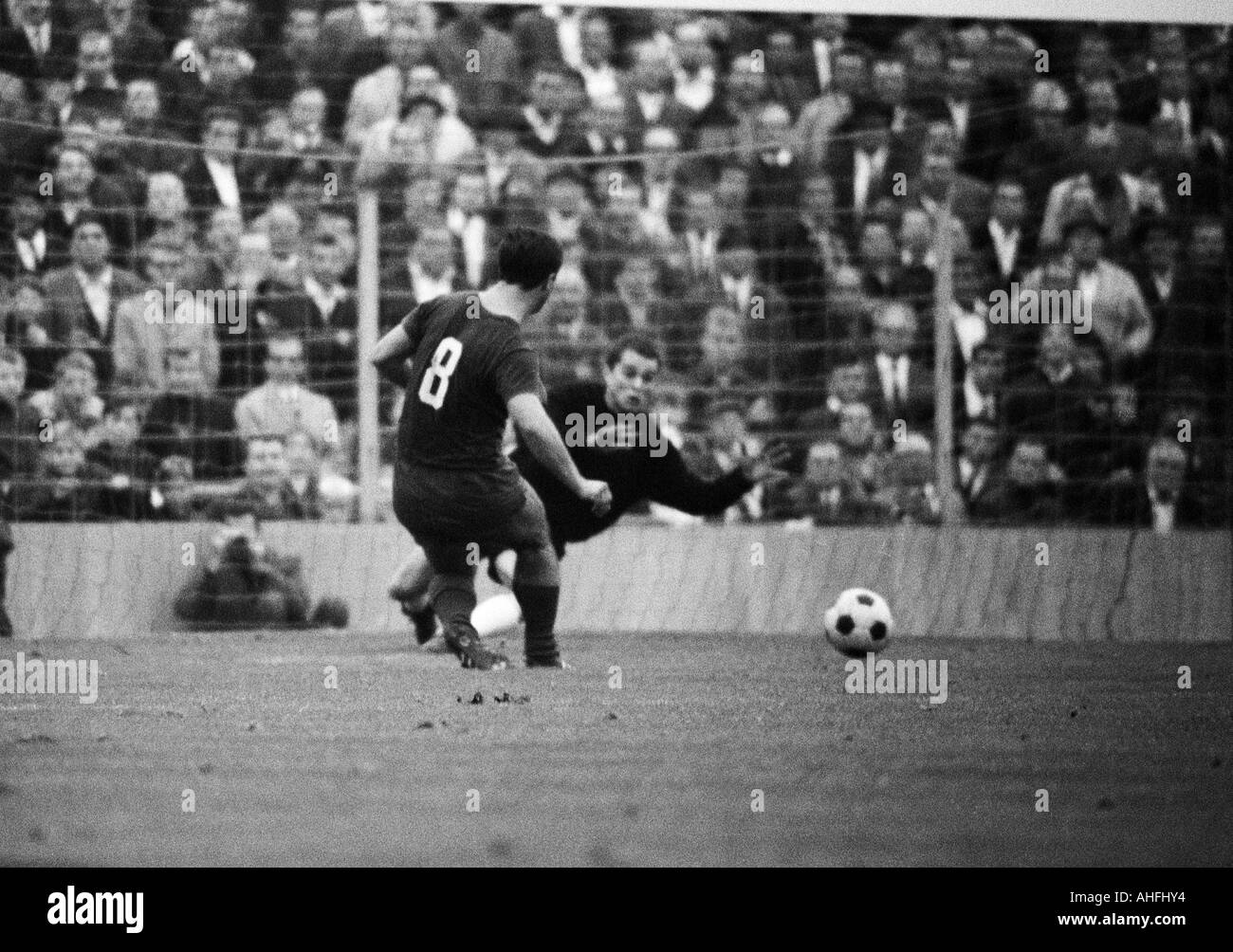 football, Bundesliga, 1966/1967, Stadium at the Gruenwalder Street, FC Bayern Munich versus Borussia Moenchengladbach 4:3, scene of the match, 4:3 winning goal by Gerd Mueller (Muenchen) against keeper Volker Danner (MG) Stock Photo