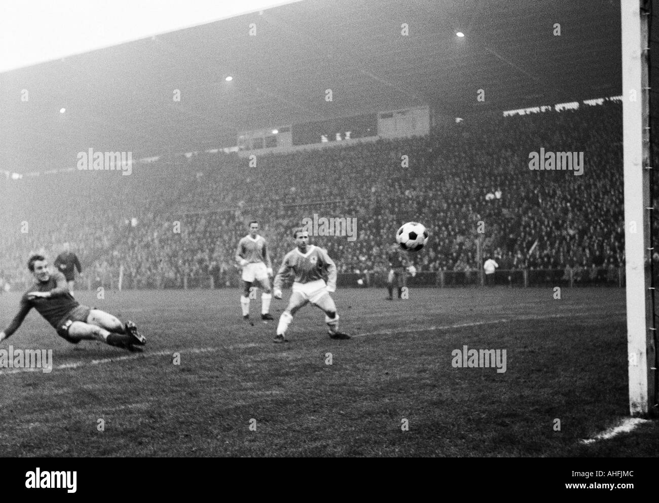 football, Bundesliga, 1966/1967, Borussia Moenchengladbach versus 1860 Munich 2:3, Boekelberg Stadium, scene of the match, 2:1 goal to Gladbach, f.l.t.r. goal scorer Guenter Netzer (MG), Rudolf Zeiser (1860), Zeljko Perusic (1860) Stock Photo