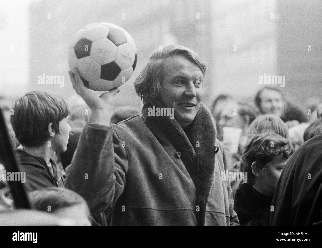 football, Bundesliga, american auction of a leather ball in favour of handicapped children, Lothar Kobluhn, player of Rot-Weiss Oberhausen, Bundesliga top scorer in the season 1970/1971 with 24 scored goals Stock Photo