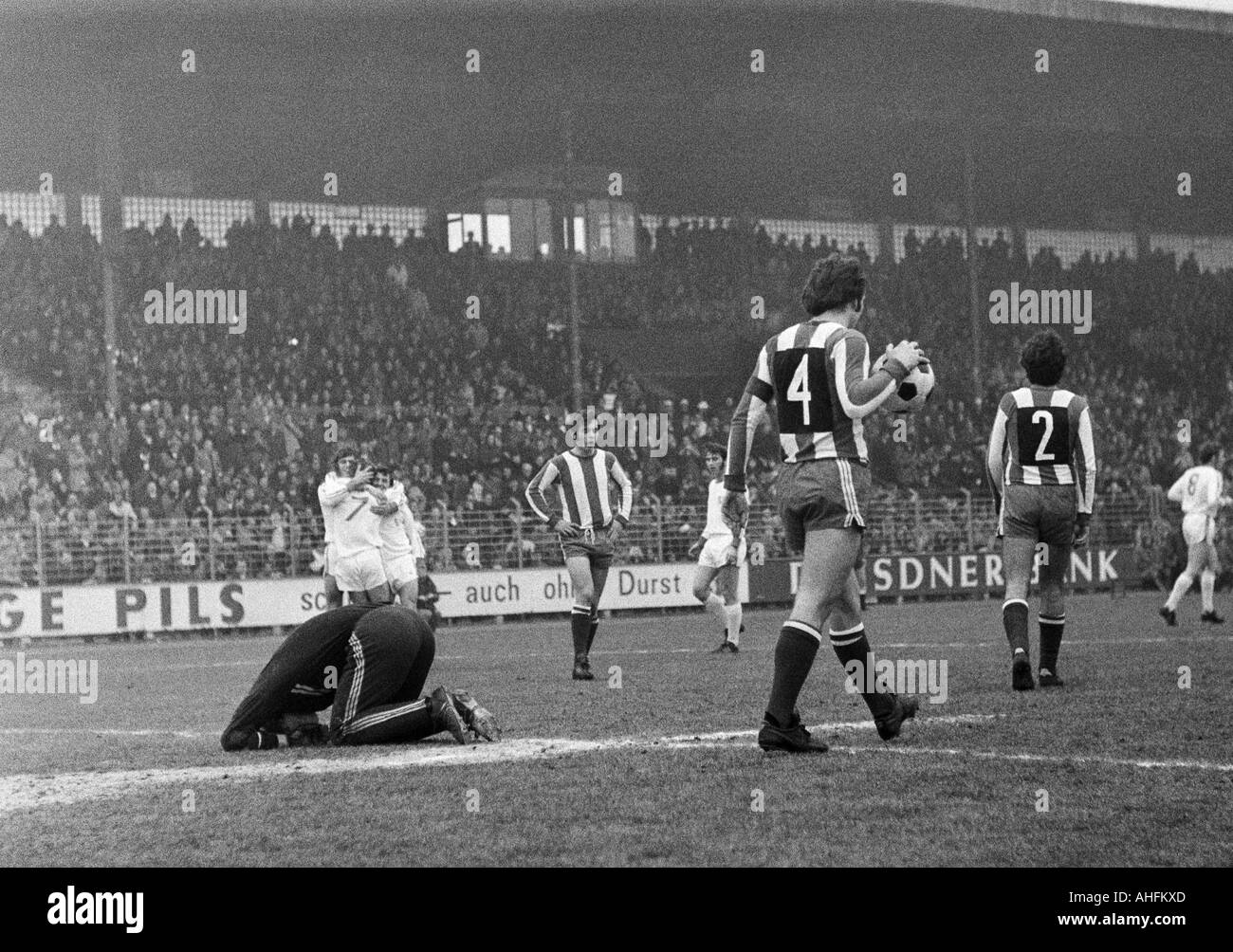 football, Bundesliga, 1971/1972, VfL Bochum versus 1. FC Kaiserslautern 4:2, Stadium at the Castroper Strasse in Bochum, scene of the match, 1:0 goal to Bochum by Hans Werner Hartl rejoicing with other Bochum players left behind, ahead f.l.t.r. the frustr Stock Photo