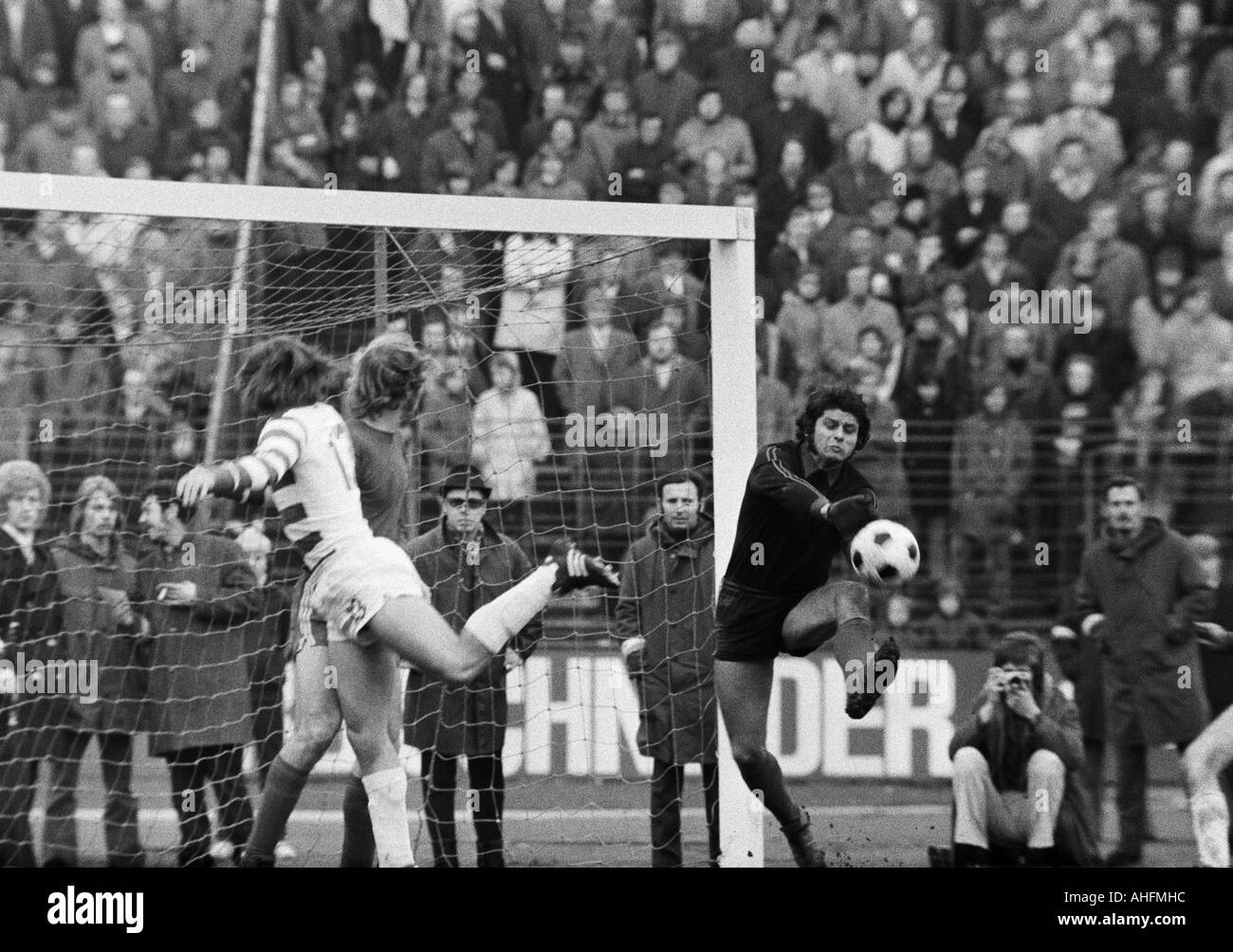 football, Bundesliga, 1971/1972, Wedau Stadium in Duisburg, MSV Duisburg versus Rot-Weiss Oberhausen 0:0, scene of the match, f.l.t.r. Ronald Worm (MSV), Jupp Tenhagen (RWO), keeper Wolfgang Scheid (RWO) Stock Photo