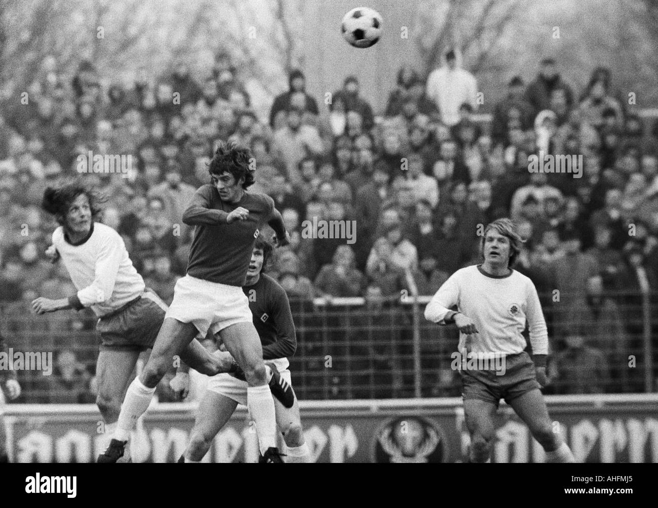 football, Bundesliga, 1971/1972, Rot-Weiss Oberhausen versus Hamburger SV 1:0, Niederrhein Stadium in Oberhausen, scene of the match, f.l.t.r. Gerd Woermer (RWO), Ole Bjoernmose (HSV), Peter Nogly (HSV) covered, Lothar Kobluhn (RWO) Stock Photo