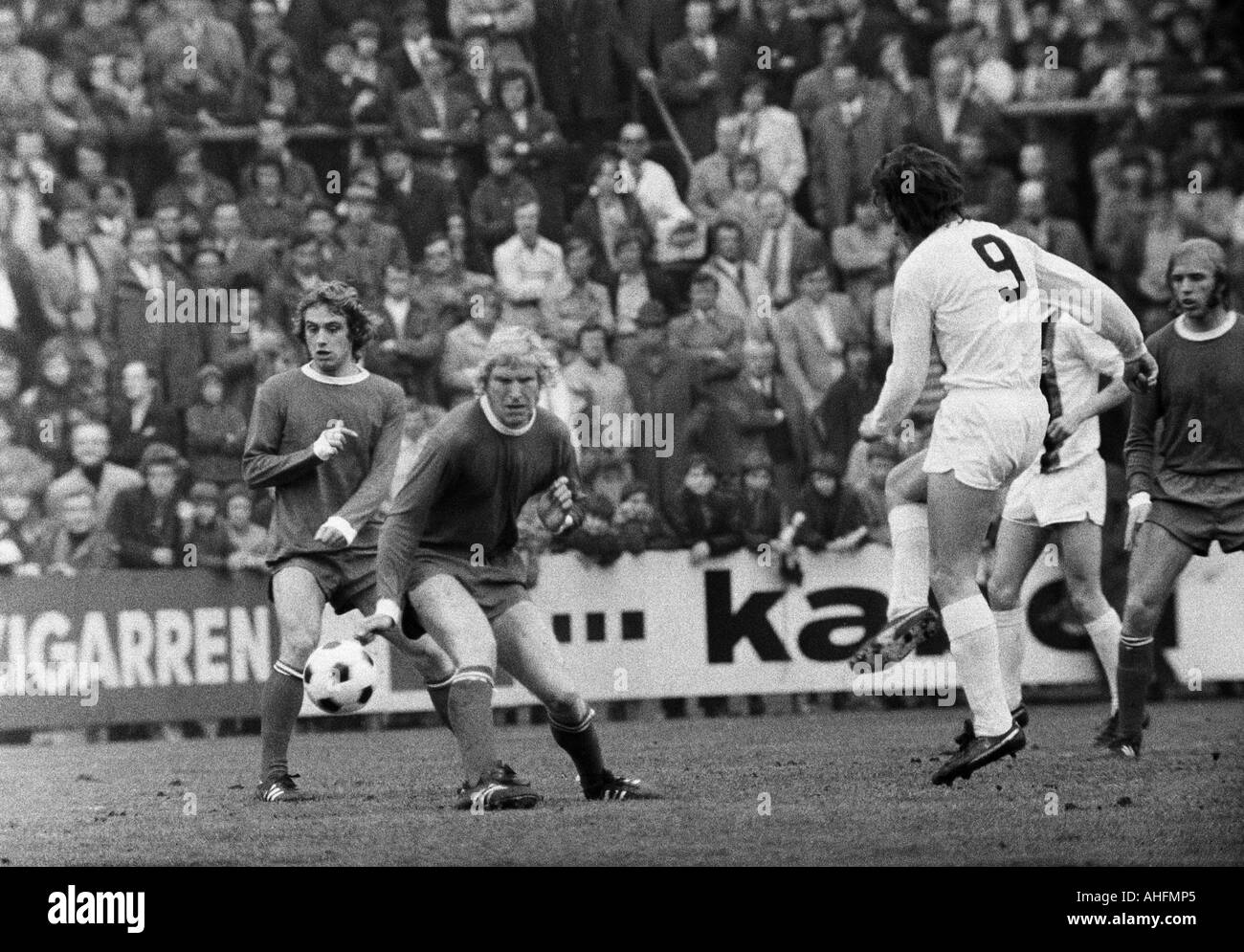 football, DFB Cup, quarter final, first leg, 1971/1972, Borussia Moenchengladbach versus Schalke 04 2:2, Boekelberg Stadium in Moenchengladbach, scene of the match, f.l.t.r. Helmut Kremers (S04), Rolf Ruessmann (S04), Jupp Heynckes (MG), Klaus Scheer (S04 Stock Photo
