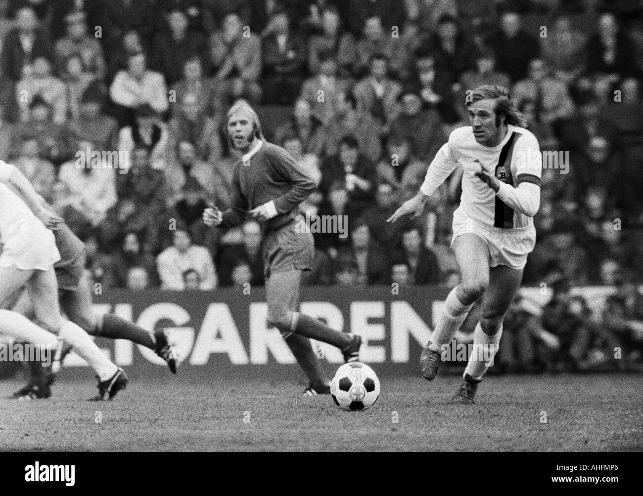 football, DFB Cup, quarter final, first leg, 1971/1972, Borussia Moenchengladbach versus Schalke 04 2:2, Boekelberg Stadium in Moenchengladbach, scene of the match, Guenter Netzer (MG) in ball possession, behind Klaus Scheer (S04) Stock Photo