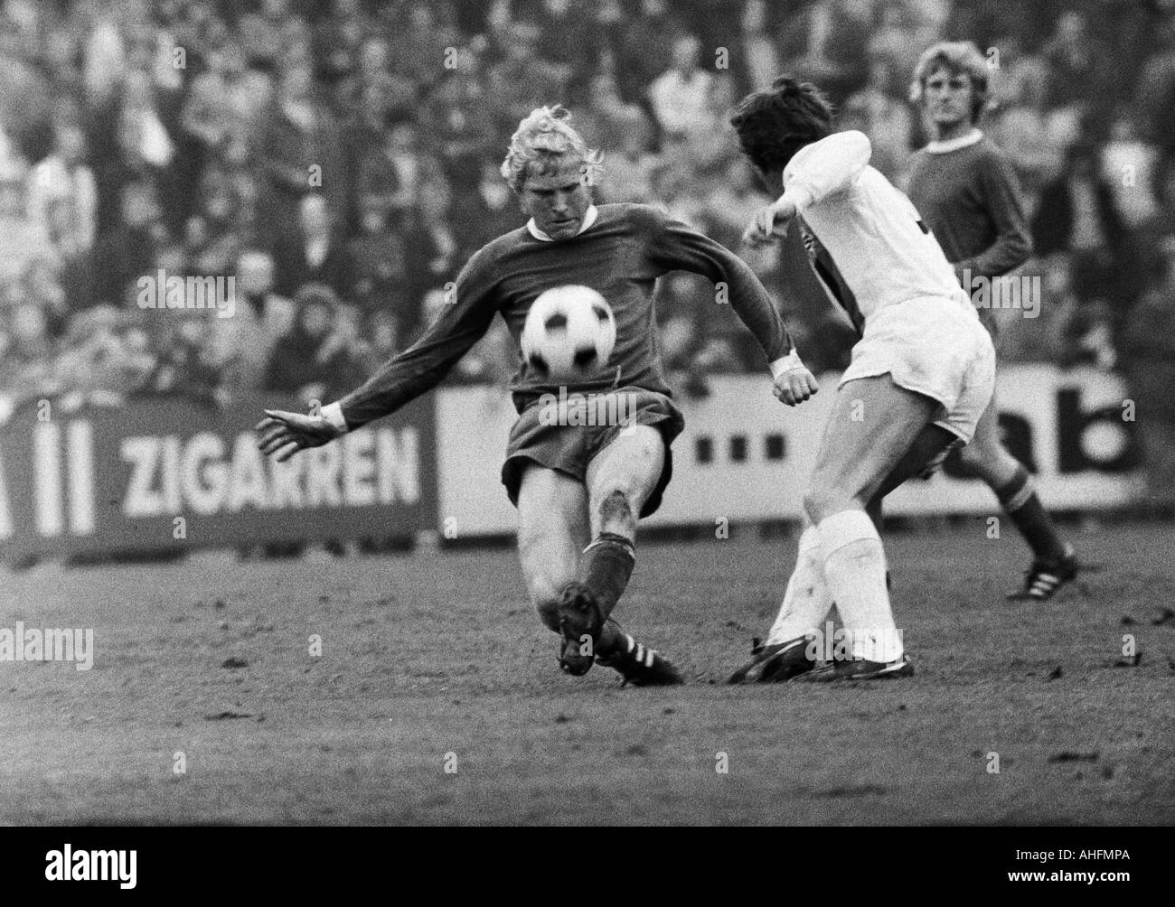 football, DFB Cup, quarter final, first leg, 1971/1972, Borussia Moenchengladbach versus Schalke 04 2:2, Boekelberg Stadium in Moenchengladbach, scene of the match, duel between Rolf Ruessmann (S04) left and Jupp Heynckes (MG), right behind Klaus Fichtel Stock Photo