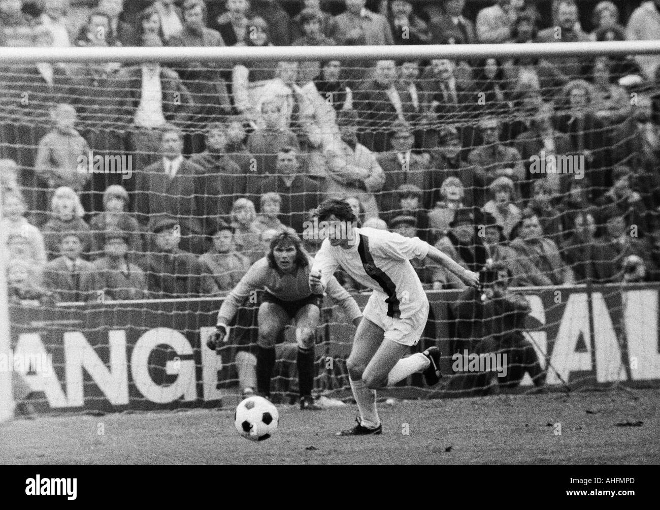 football, DFB Cup, quarter final, first leg, 1971/1972, Borussia Moenchengladbach versus Schalke 04 2:2, Boekelberg Stadium in Moenchengladbach, scene of the match, behind keeper Norbert Nigbur (S04), ahead in ball possession Christian Kulik (MG) Stock Photo