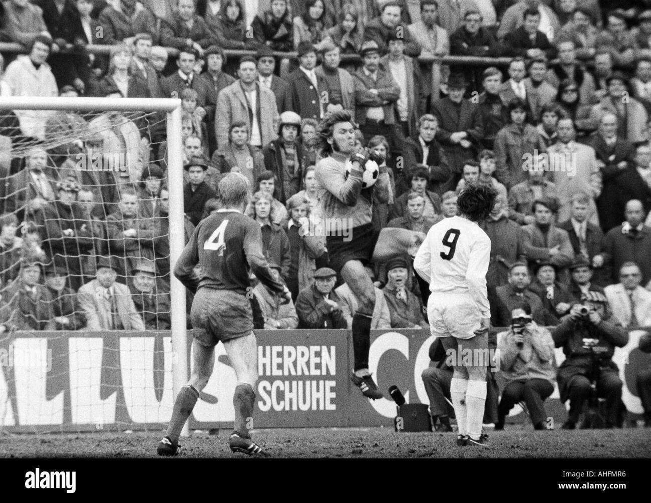 football, DFB Cup, quarter final, first leg, 1971/1972, Borussia Moenchengladbach versus Schalke 04 2:2, Boekelberg Stadium in Moenchengladbach, scene of the match, f.l.t.r. Rolf Ruessmann (S04, 4), keeper Norbert Nigbur (S04), Jupp Heynckes (MG, 9) Stock Photo