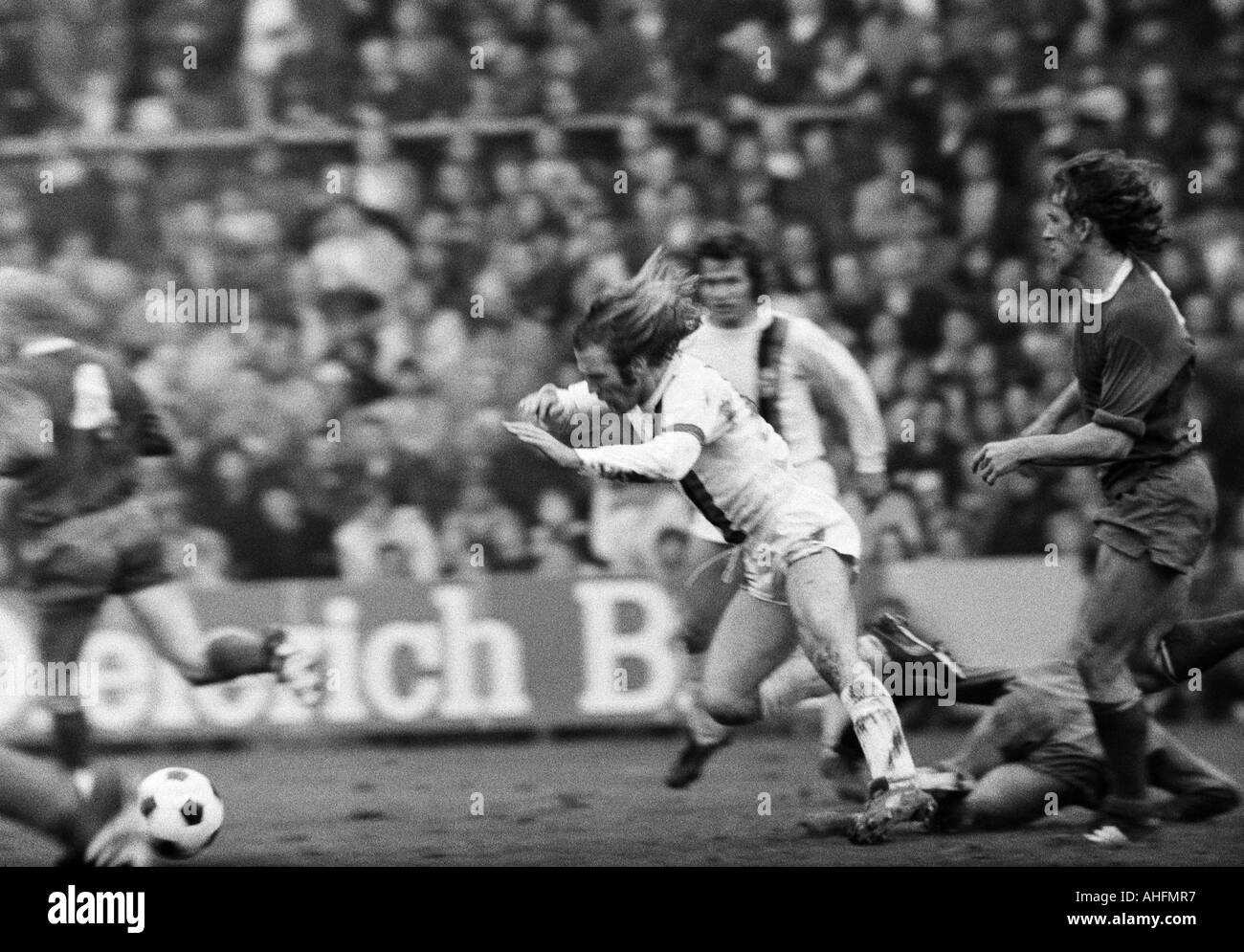 football, DFB Cup, quarter final, first leg, 1971/1972, Borussia Moenchengladbach versus Schalke 04 2:2, Boekelberg Stadium in Moenchengladbach, scene of the match, f.l.t.r. Guenter Netzer (MG) fouled, Jupp Heynckes (MG), Herbert Luetkebohmert (S04) Stock Photo