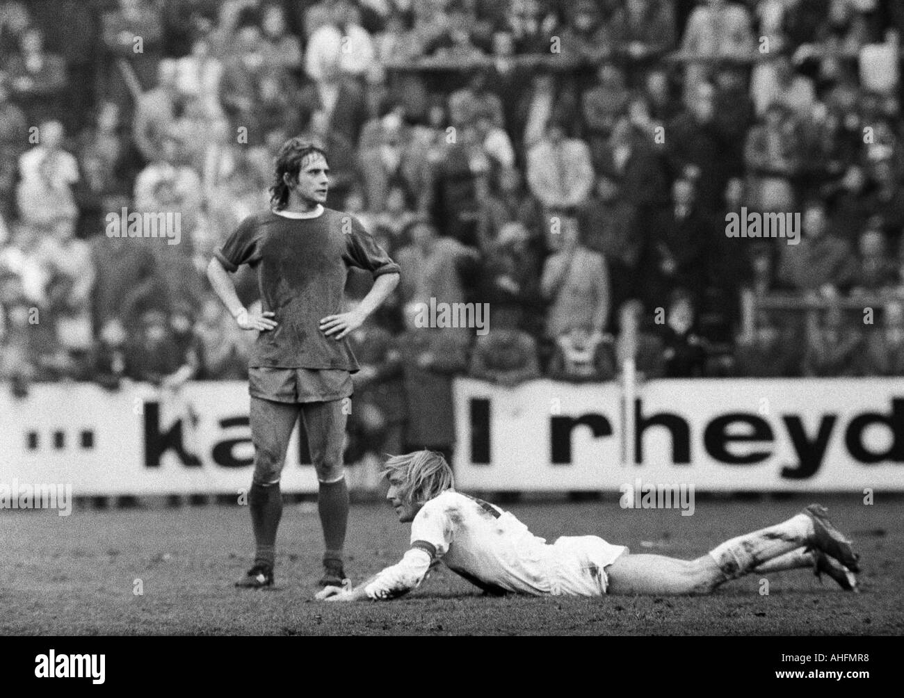football, DFB Cup, quarter final, first leg, 1971/1972, Borussia Moenchengladbach versus Schalke 04 2:2, Boekelberg Stadium in Moenchengladbach, scene of the match, foul play to Guenter Netzer (MG) lying aground, left Helmut Kremers (S04) Stock Photo