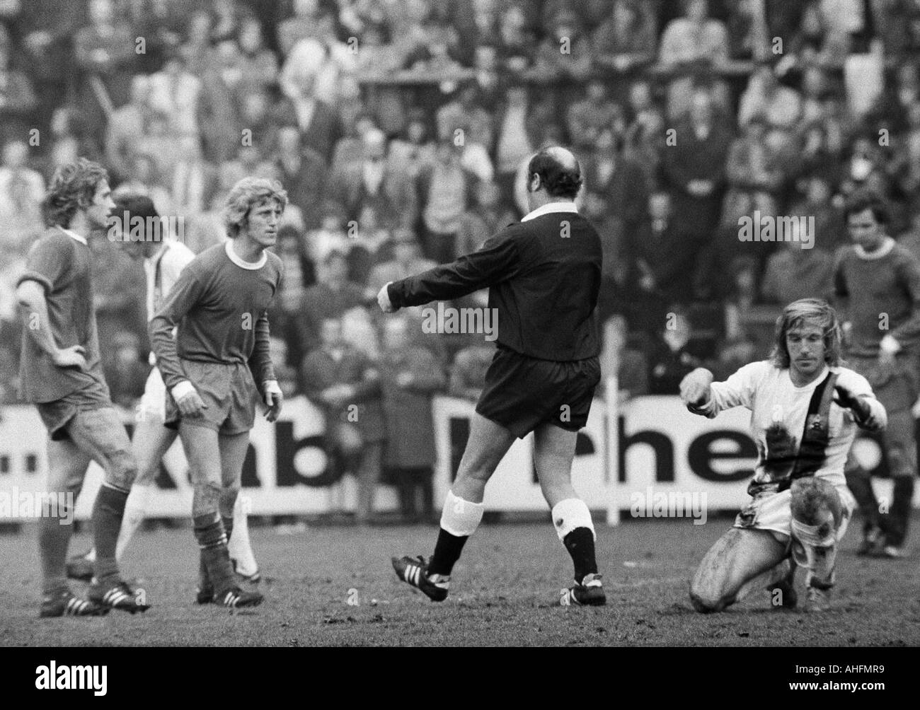 football, DFB Cup, quarter final, first leg, 1971/1972, Borussia Moenchengladbach versus Schalke 04 2:2, Boekelberg Stadium in Moenchengladbach, scene of the match, time-out after a foul play, f.l.t.r. Helmut Kremers (S04), Jupp Heynckes (MG), Klaus Ficht Stock Photo