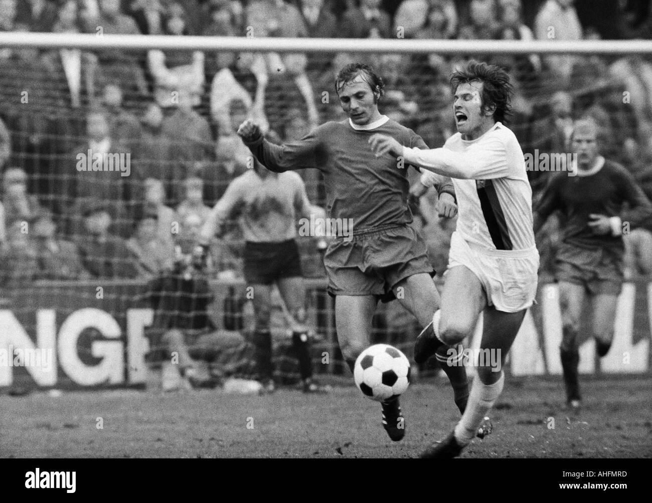 football, DFB Cup, quarter final, first leg, 1971/1972, Borussia Moenchengladbach versus Schalke 04 2:2, Boekelberg Stadium in Moenchengladbach, scene of the match, duel between Reinhard Libuda (S04) left and Jupp Heynckes (MG), right behind Rolf Ruessman Stock Photo