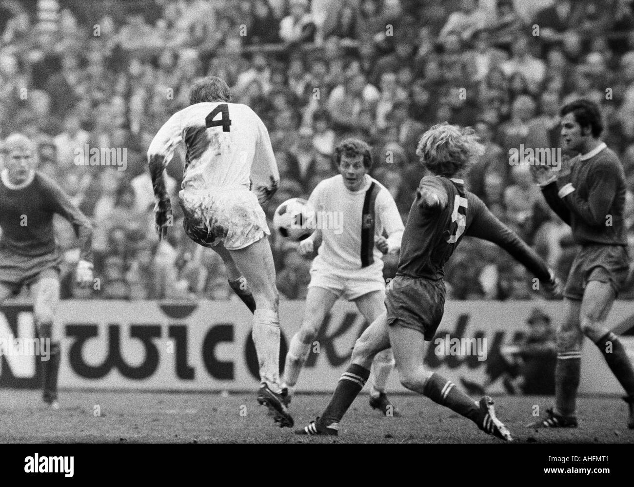 football, DFB Cup, quarter final, first leg, 1971/1972, Borussia Moenchengladbach versus Schalke 04 2:2, Boekelberg Stadium in Moenchengladbach, scene of the match, f.l.t.r. Rolf Ruessmann (S04), Hans Juergen Wittkamp (MG, 4) shots on goal, Herbert Wimmer Stock Photo